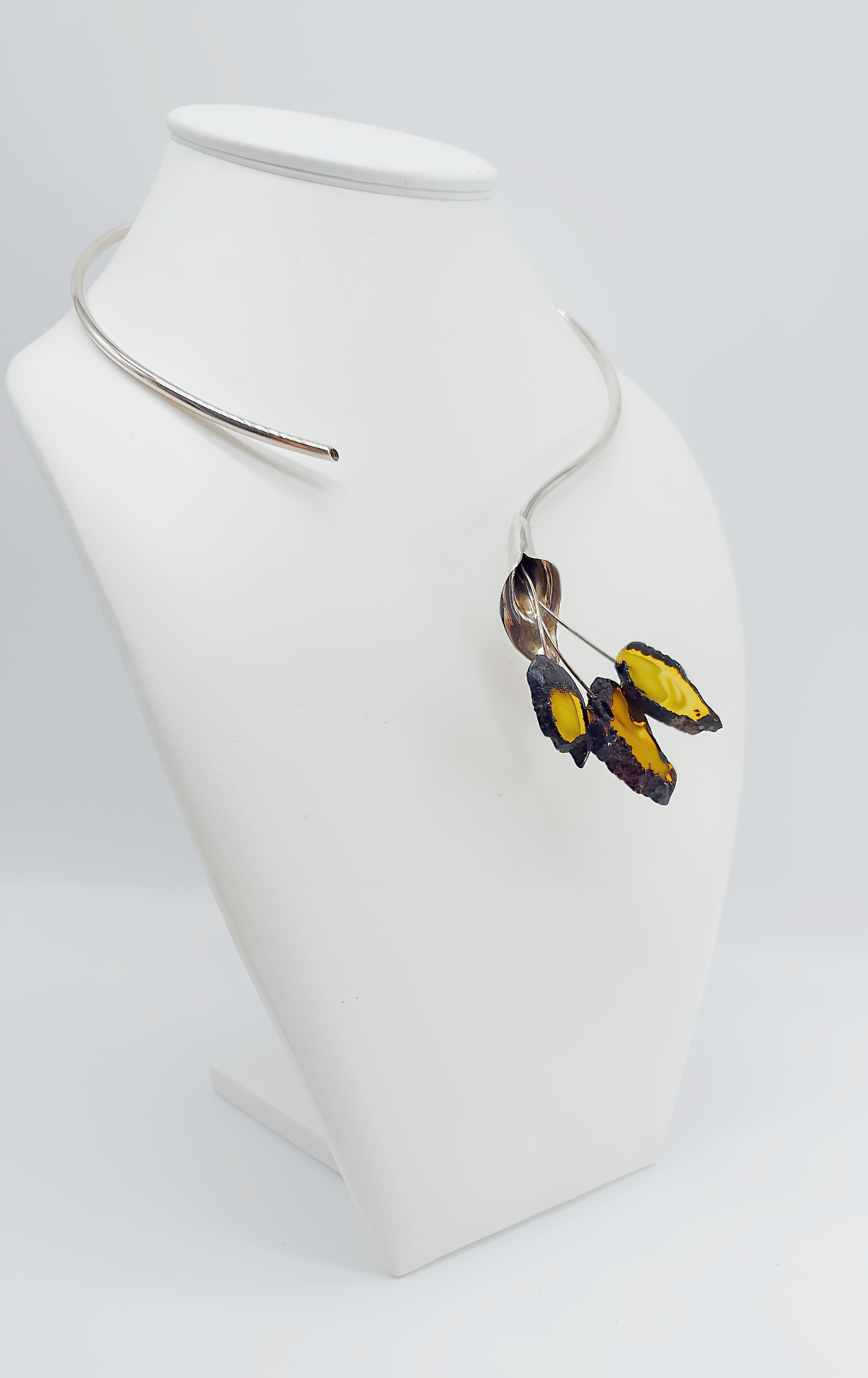 Exclusief design: zilveren collier met barnsteen