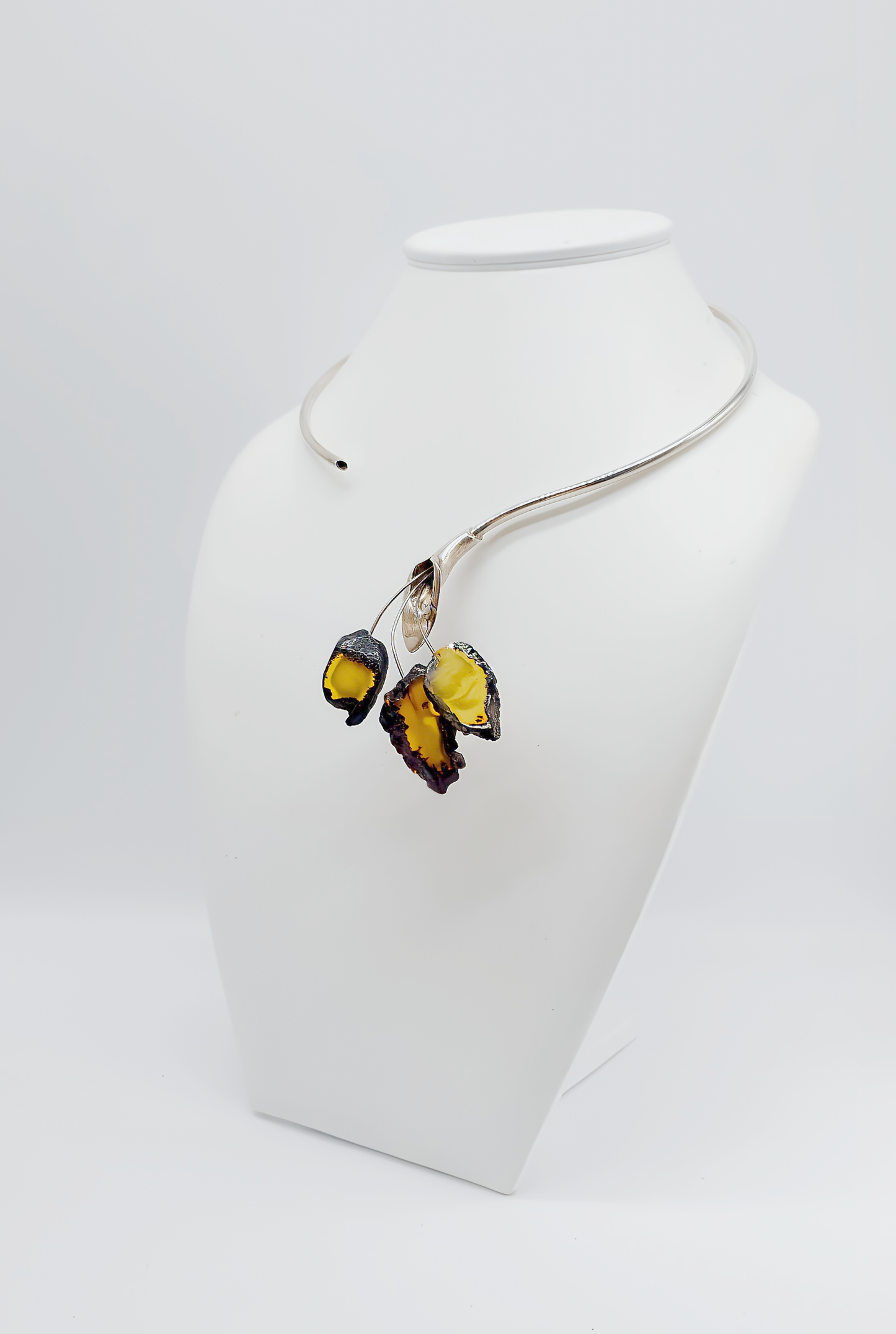 Exclusief design: zilveren collier met barnsteen