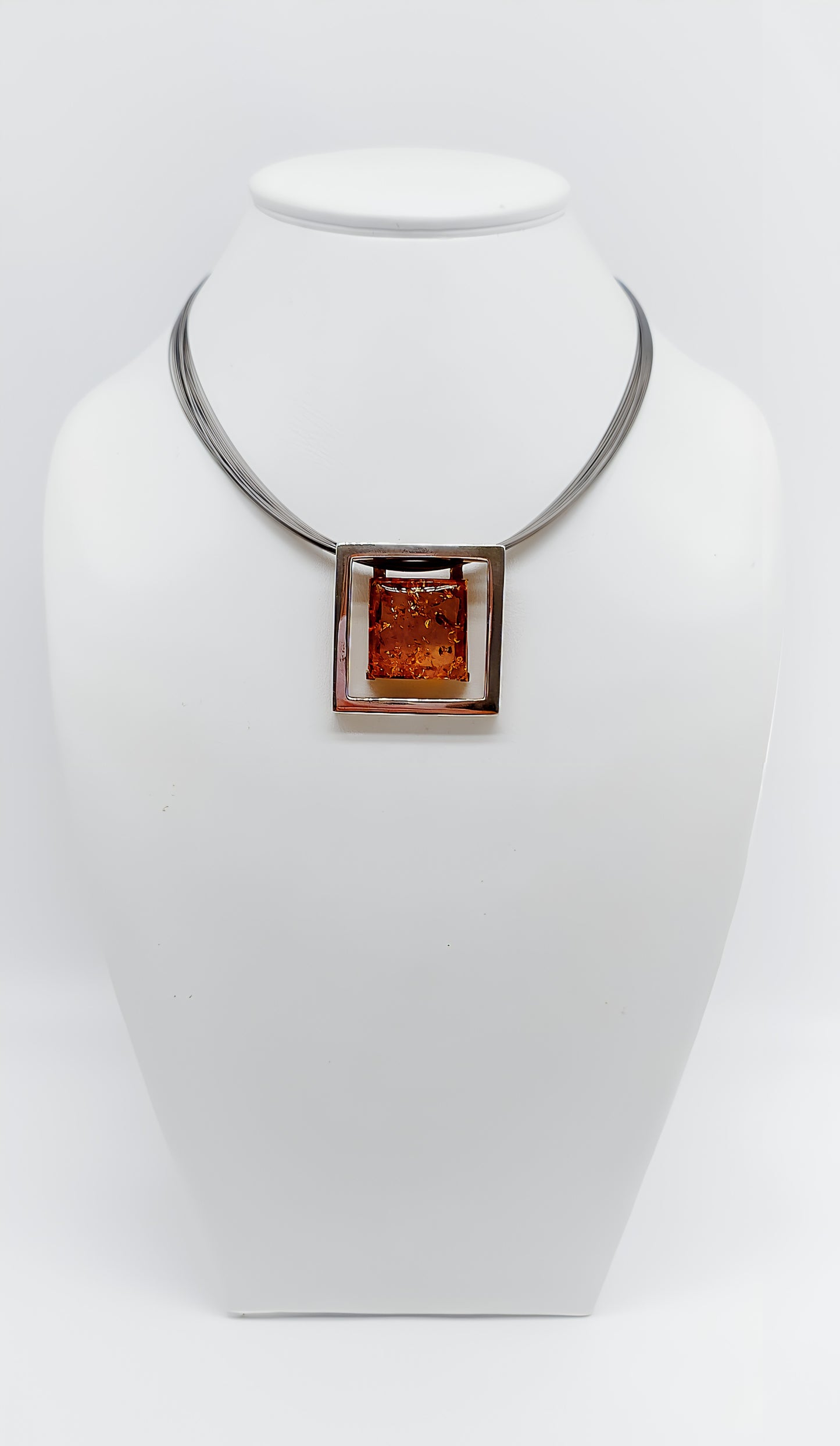 Moderne reflectie: collier van zilver en barnsteen