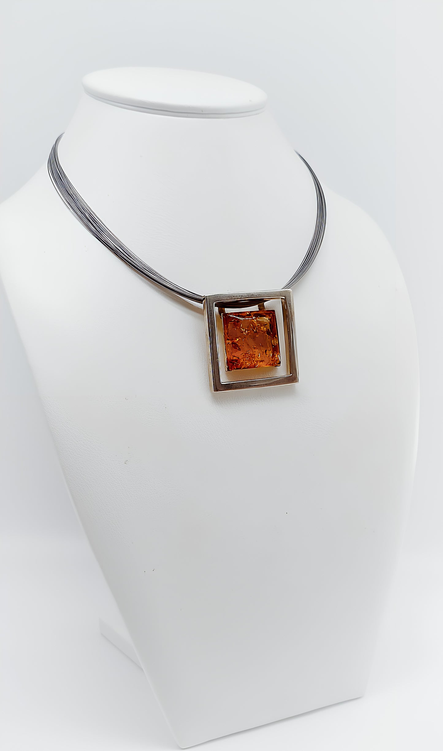 Moderne reflectie: collier van zilver en barnsteen