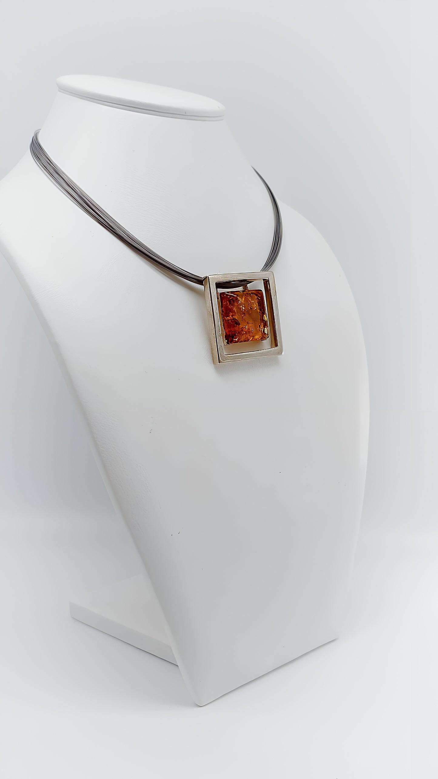 Moderne reflectie: collier van zilver en barnsteen
