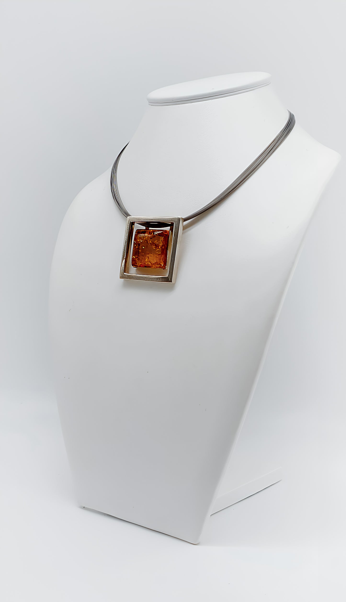 Moderne reflectie: collier van zilver en barnsteen