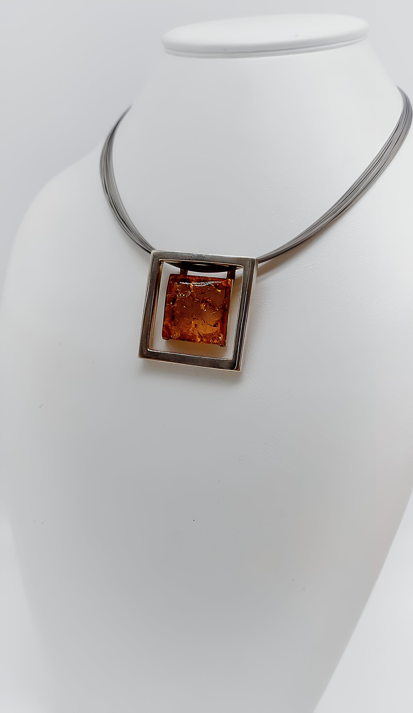 Moderne reflectie: collier van zilver en barnsteen