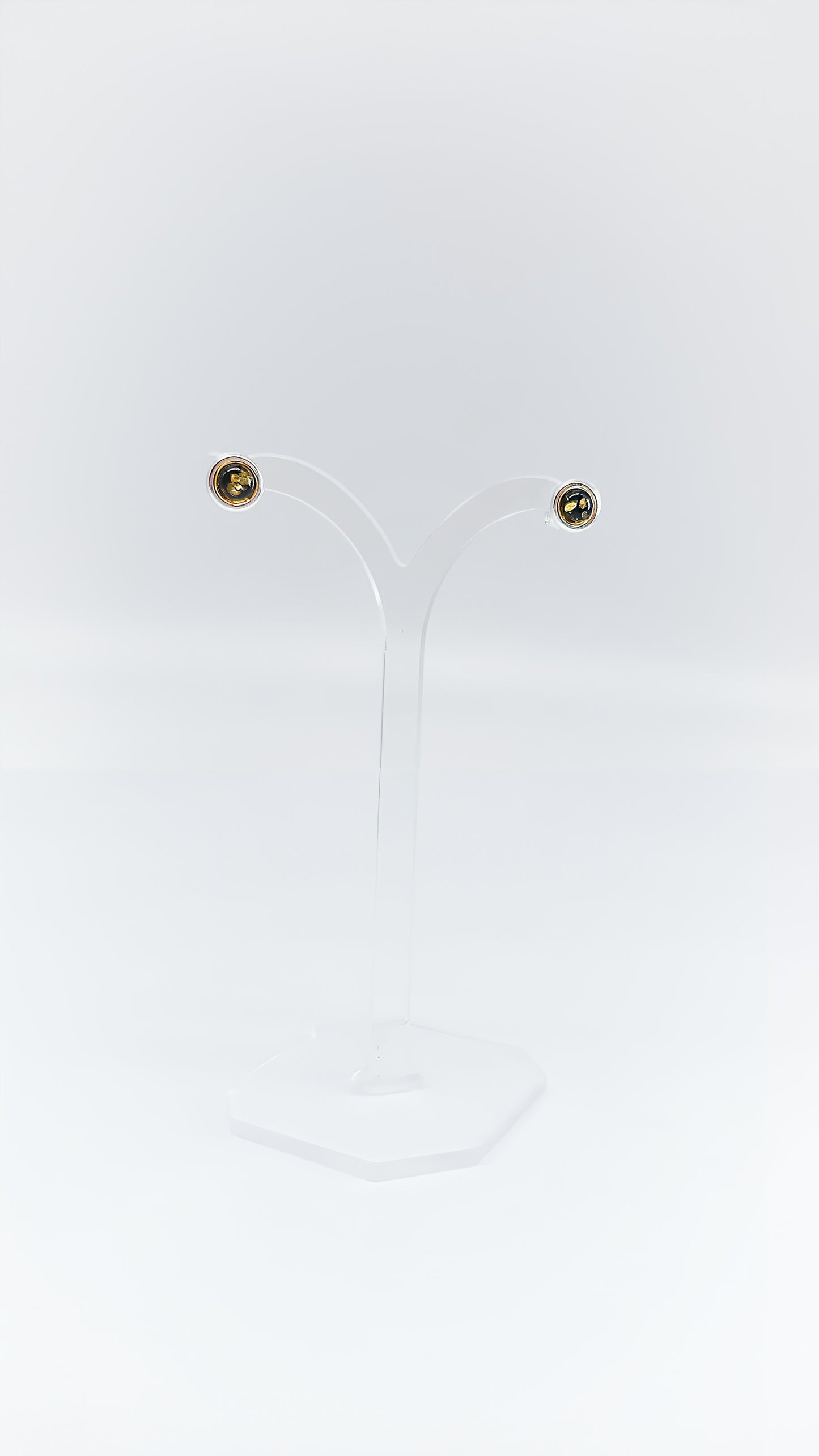 Simple elegance in green amber