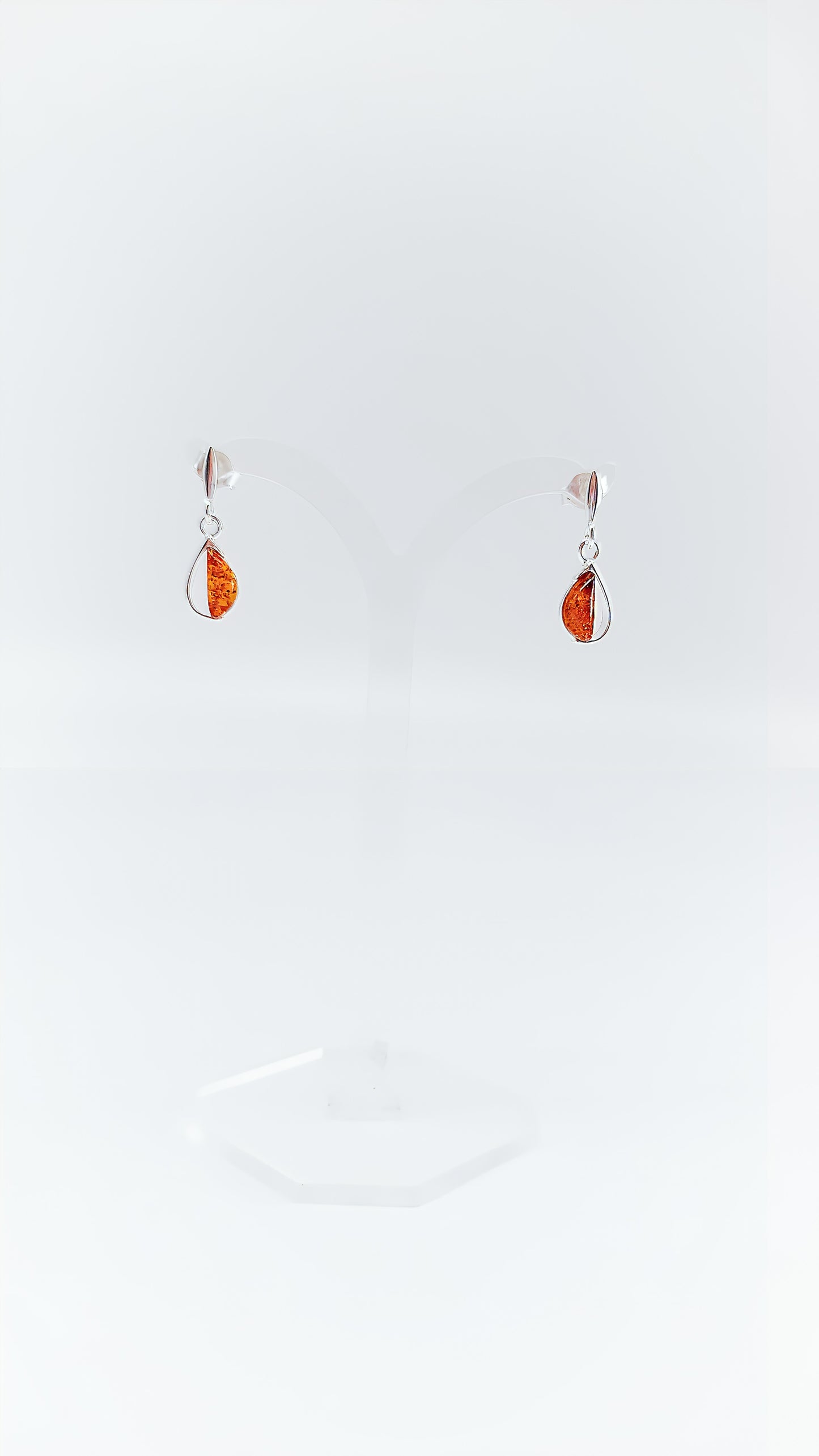 Flowing shine: ear studs with amber and silver