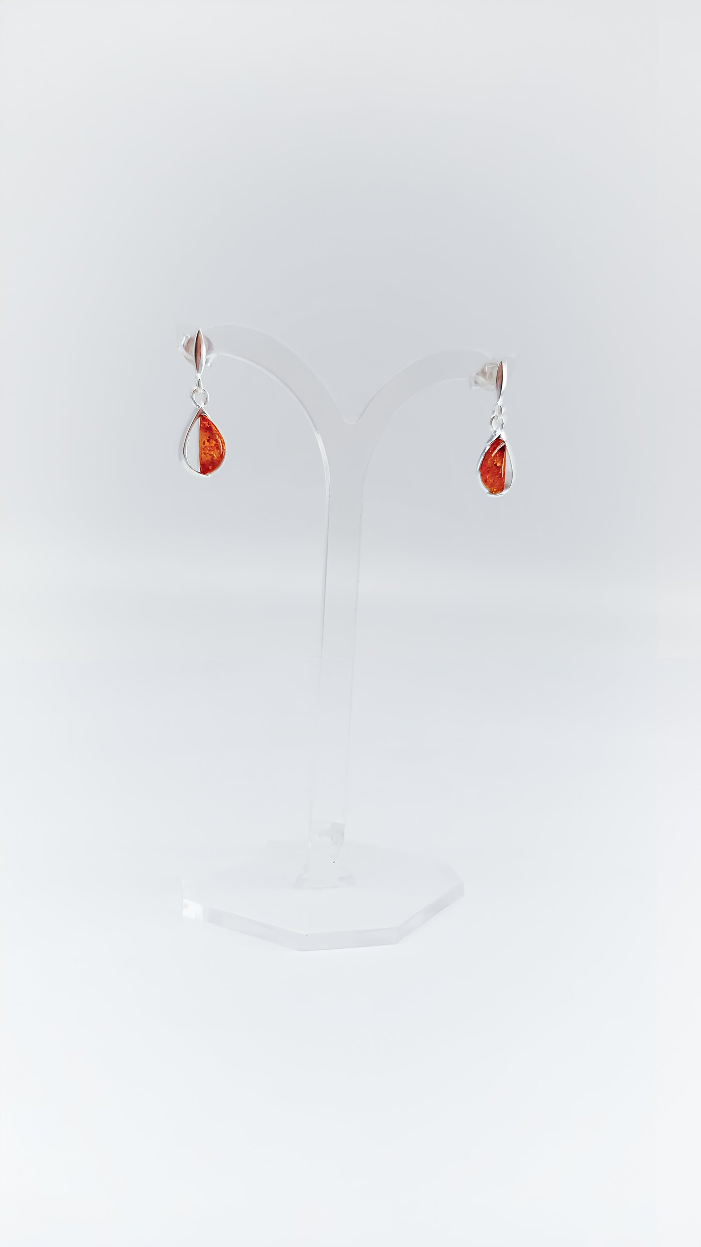 Flowing shine: ear studs with amber and silver