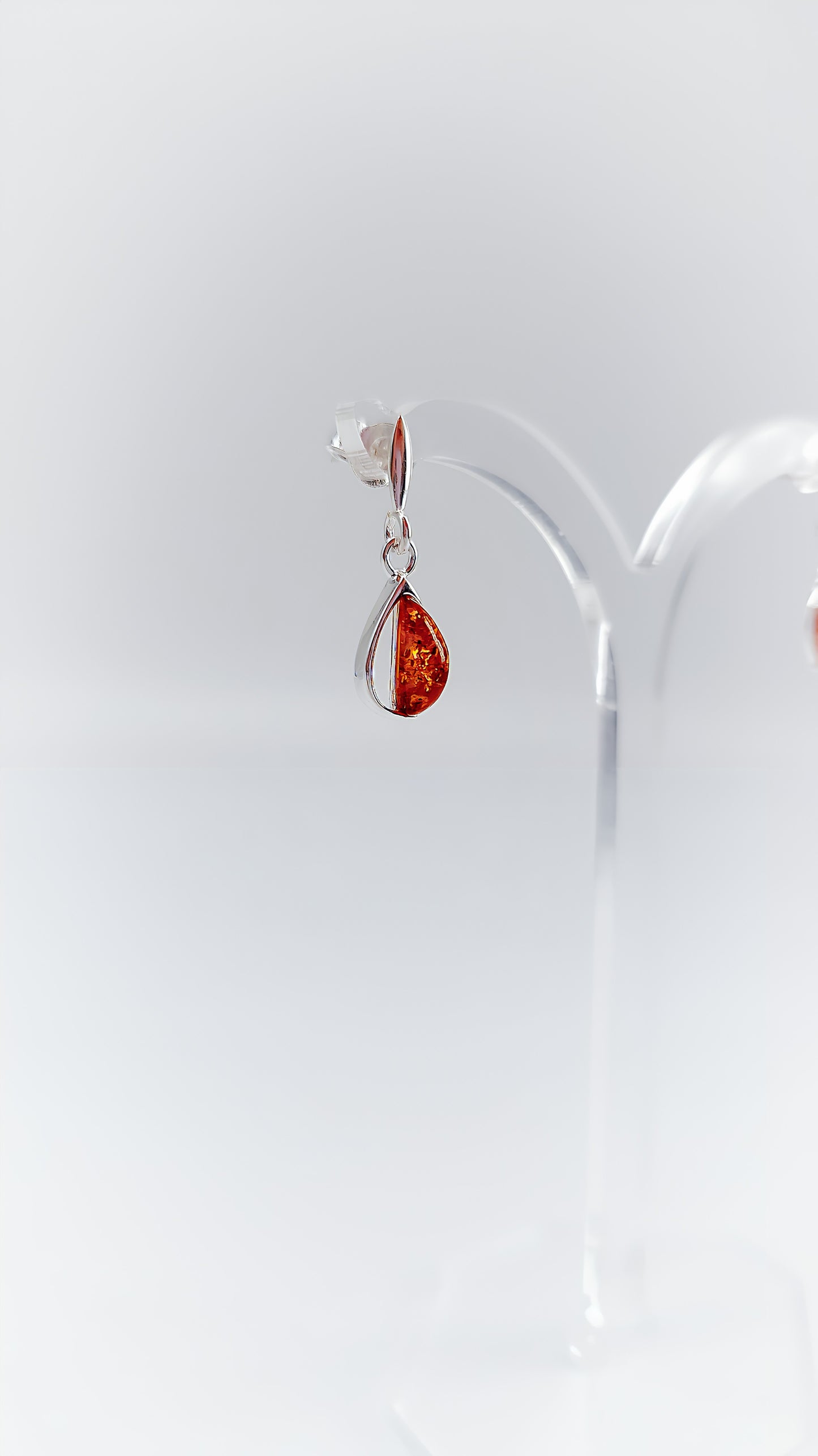 Flowing shine: ear studs with amber and silver