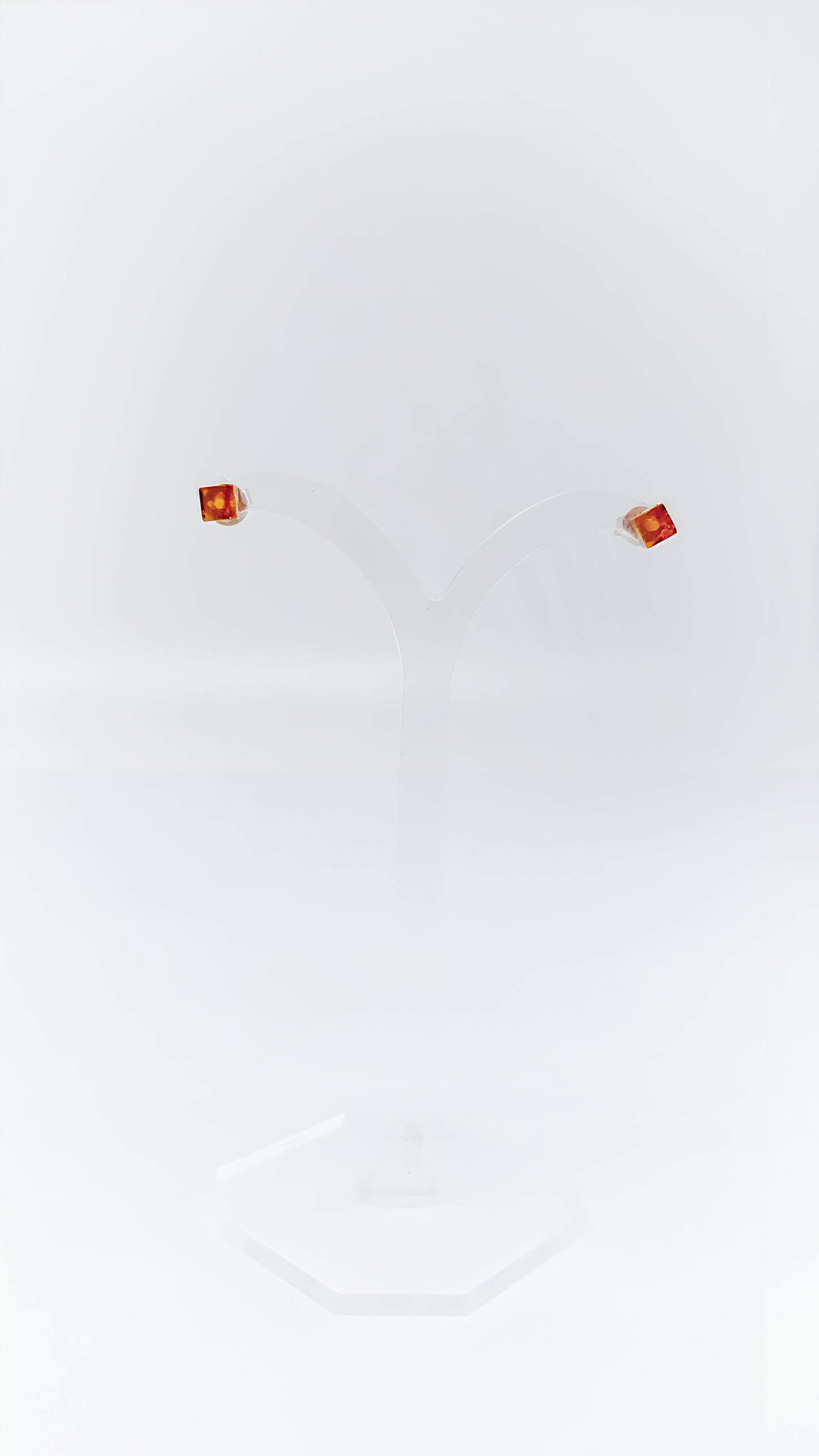 Fascinating geometry: earrings with amber cubes