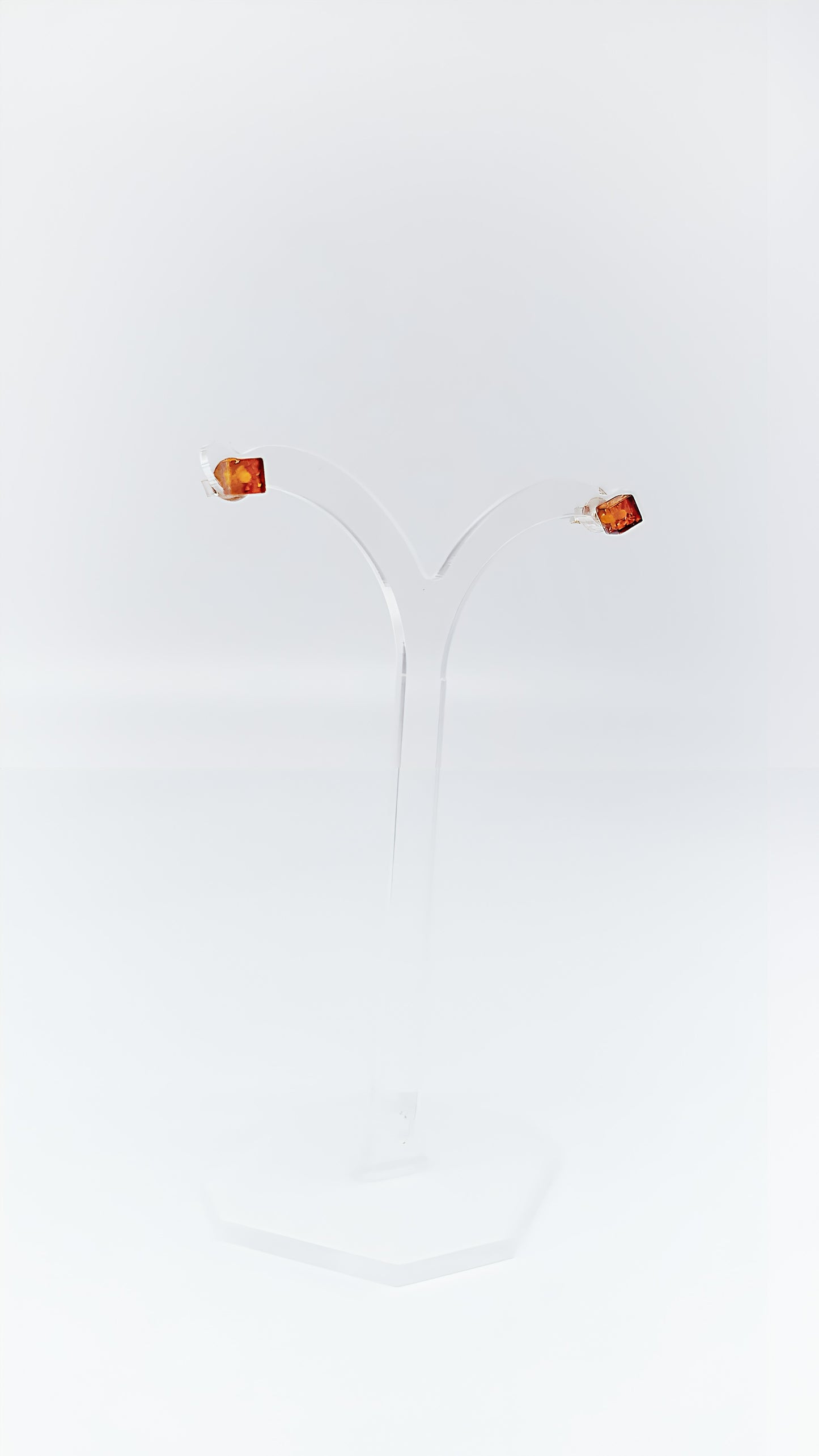 Fascinating geometry: earrings with amber cubes