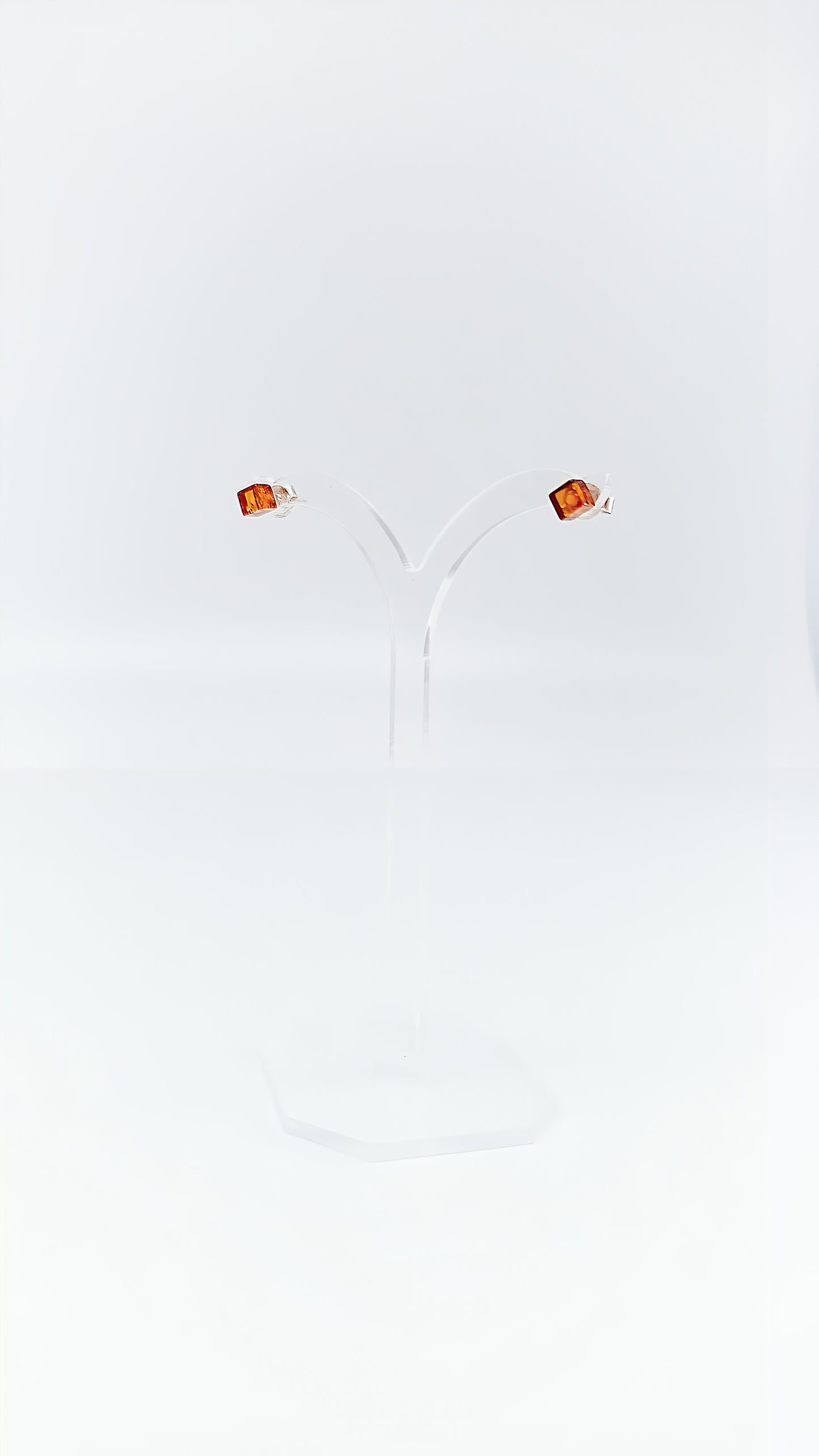 Fascinating geometry: earrings with amber cubes