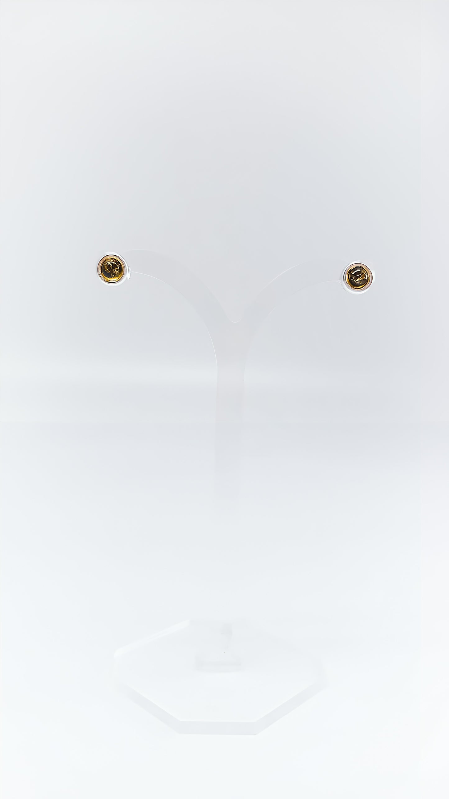 Minimalist and elegant: earrings with amber