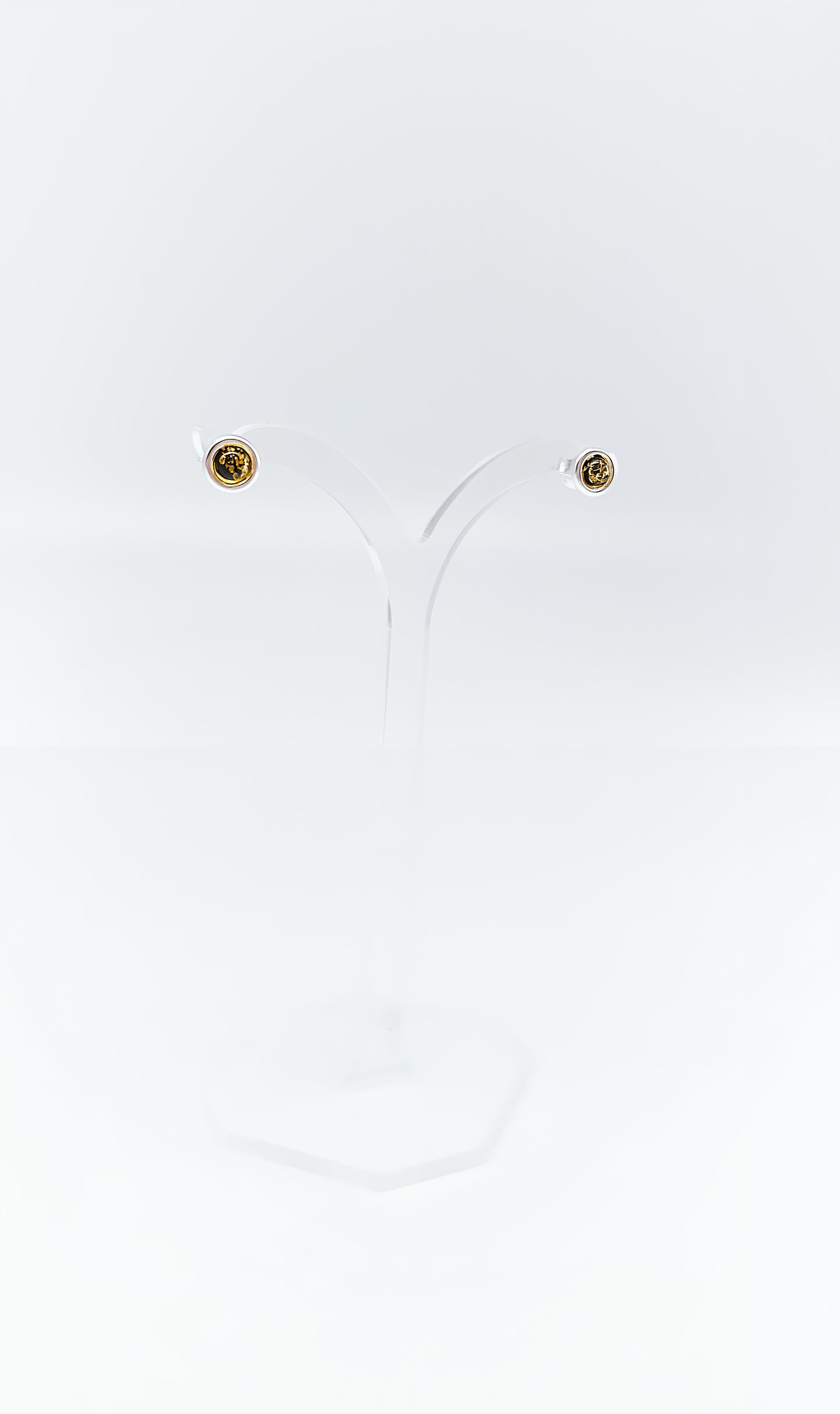 Minimalist and elegant: earrings with amber
