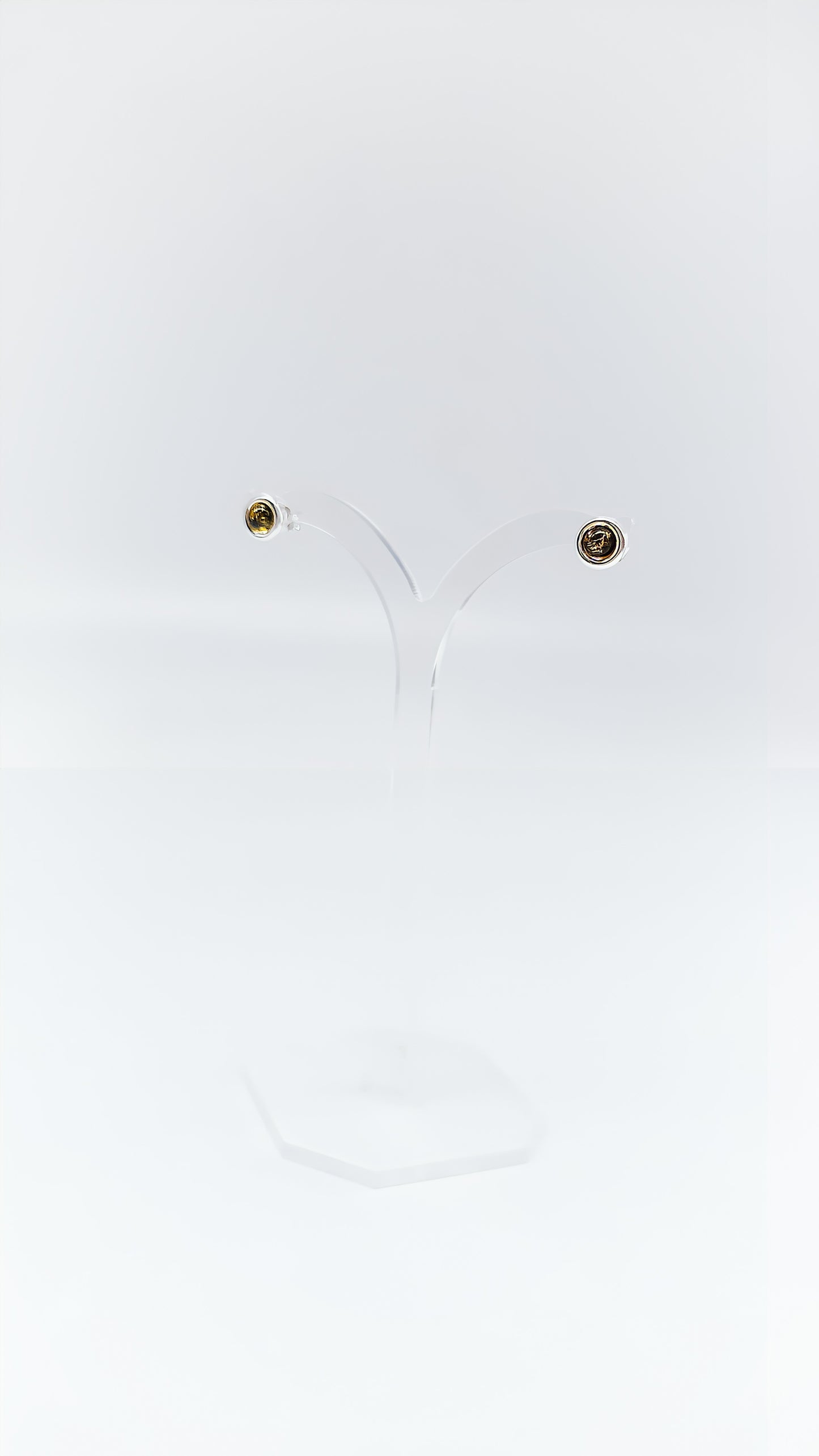 Minimalist and elegant: earrings with amber
