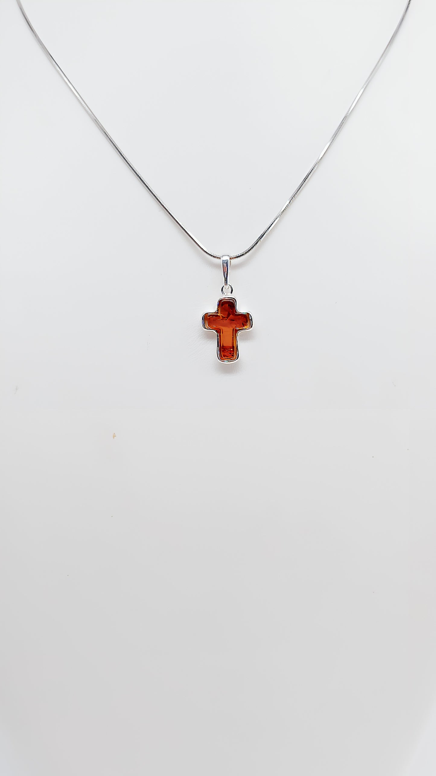 Klassisches Kreuz mit warmem Bernstein