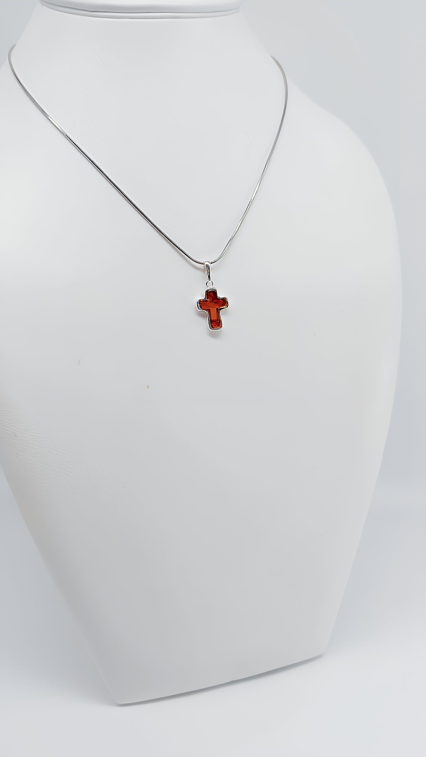 Klassisches Kreuz mit warmem Bernstein