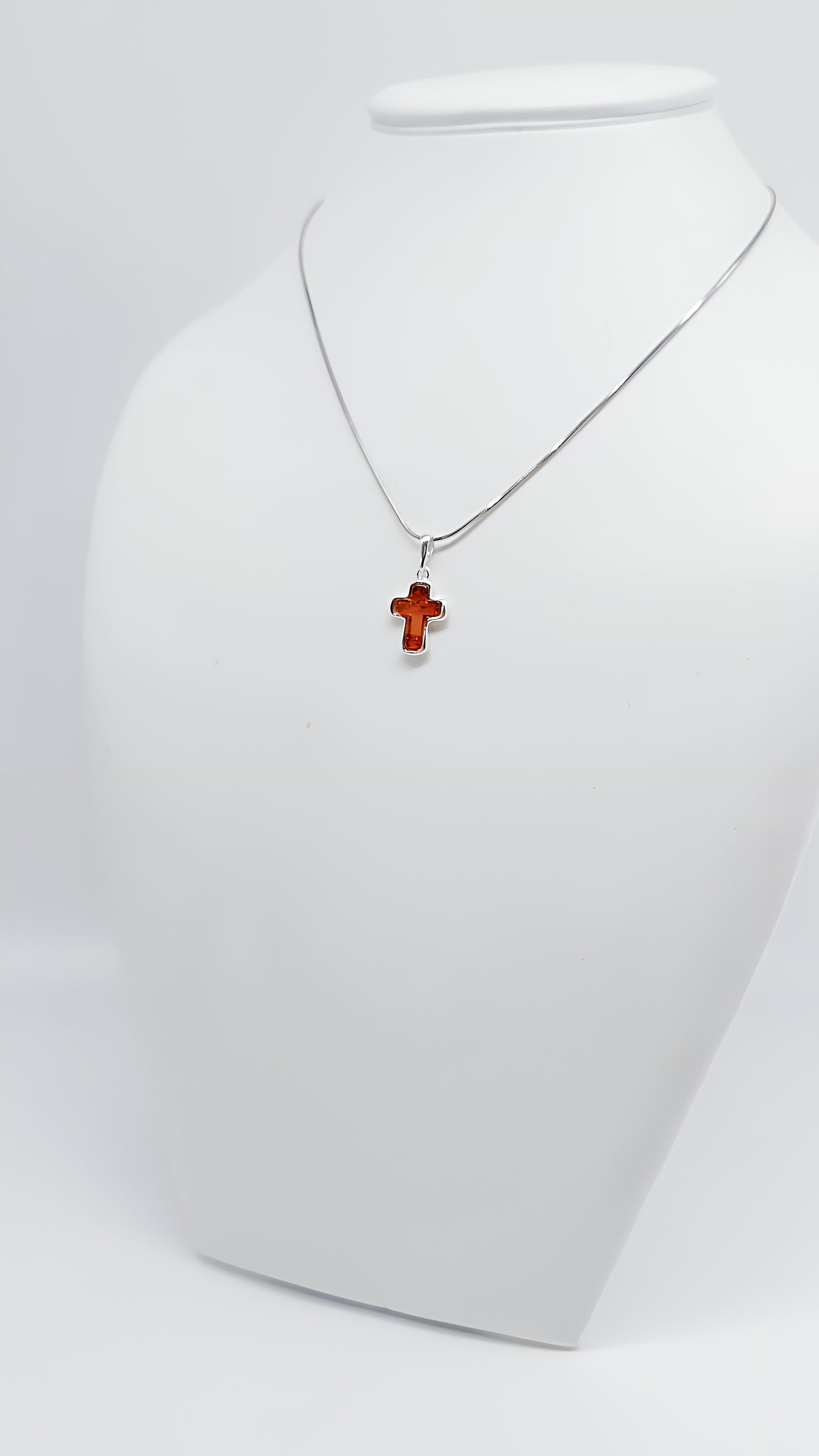 Klassisches Kreuz mit warmem Bernstein