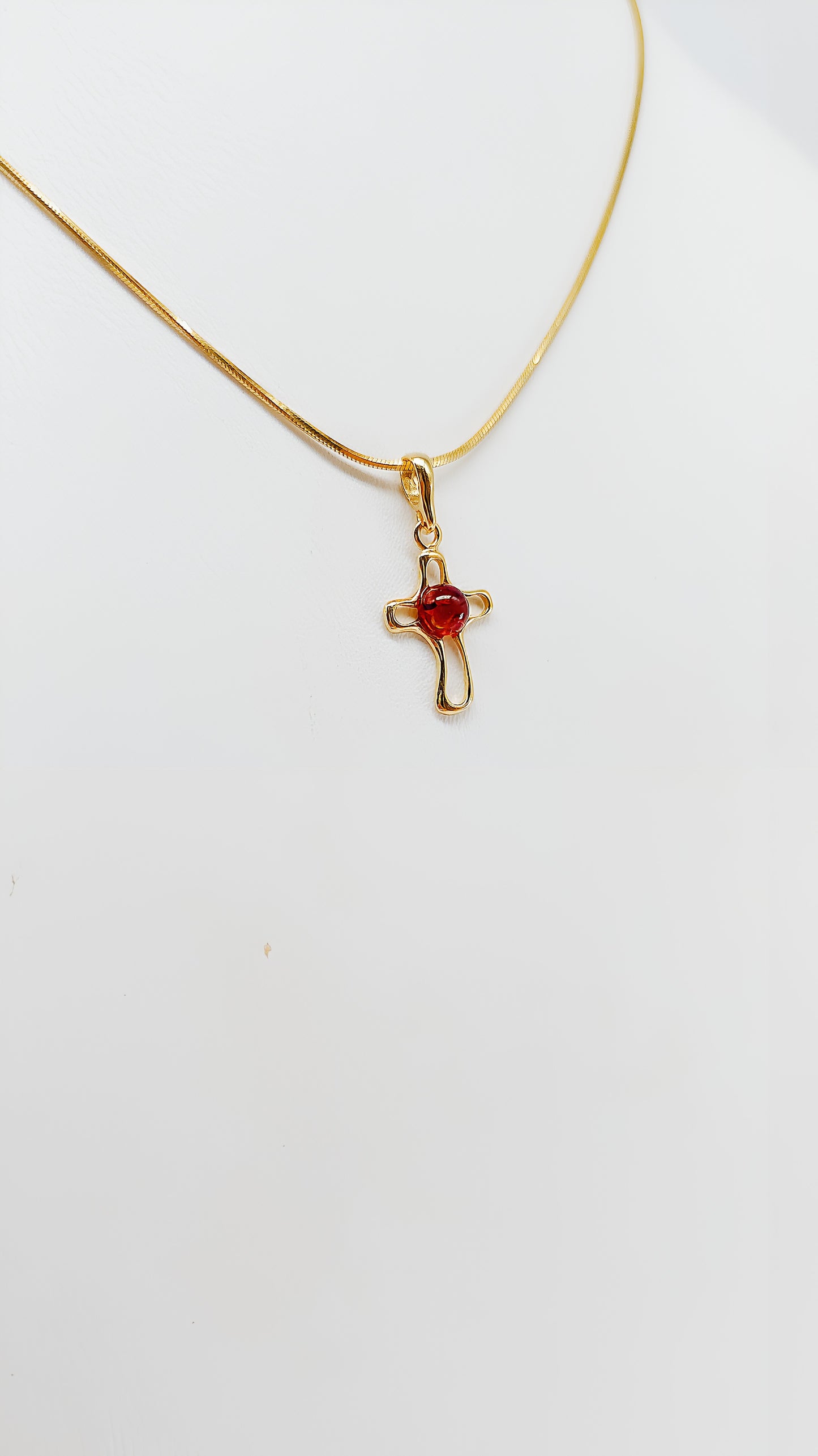 Elegantes Kreuz – Vergoldetes Silber & Bernstein