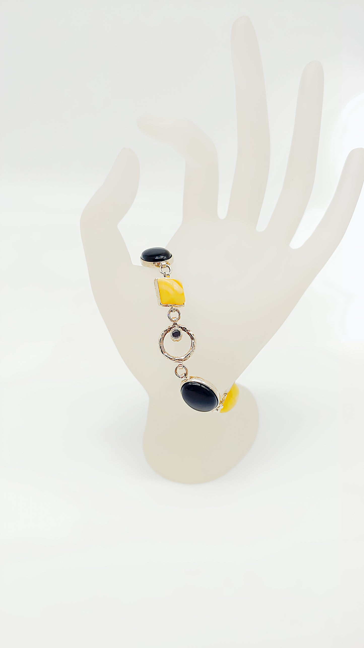 Amber-Onyx bracelet with adjustable length 16+4 cm