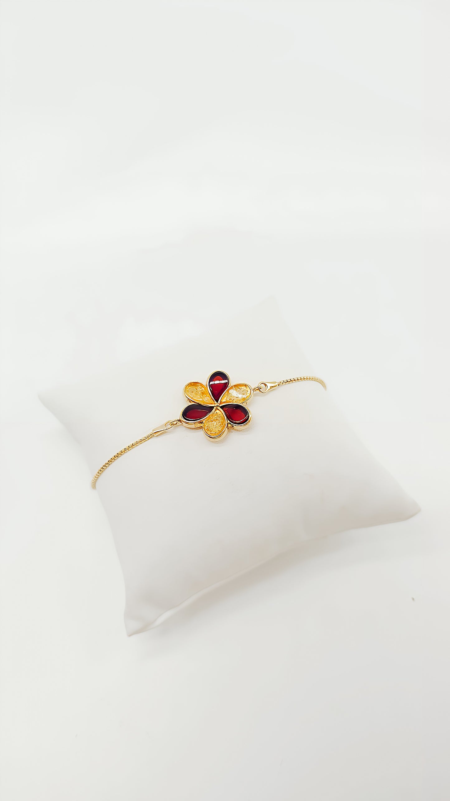 Floral elegance: amber bracelet in gold-plated silver