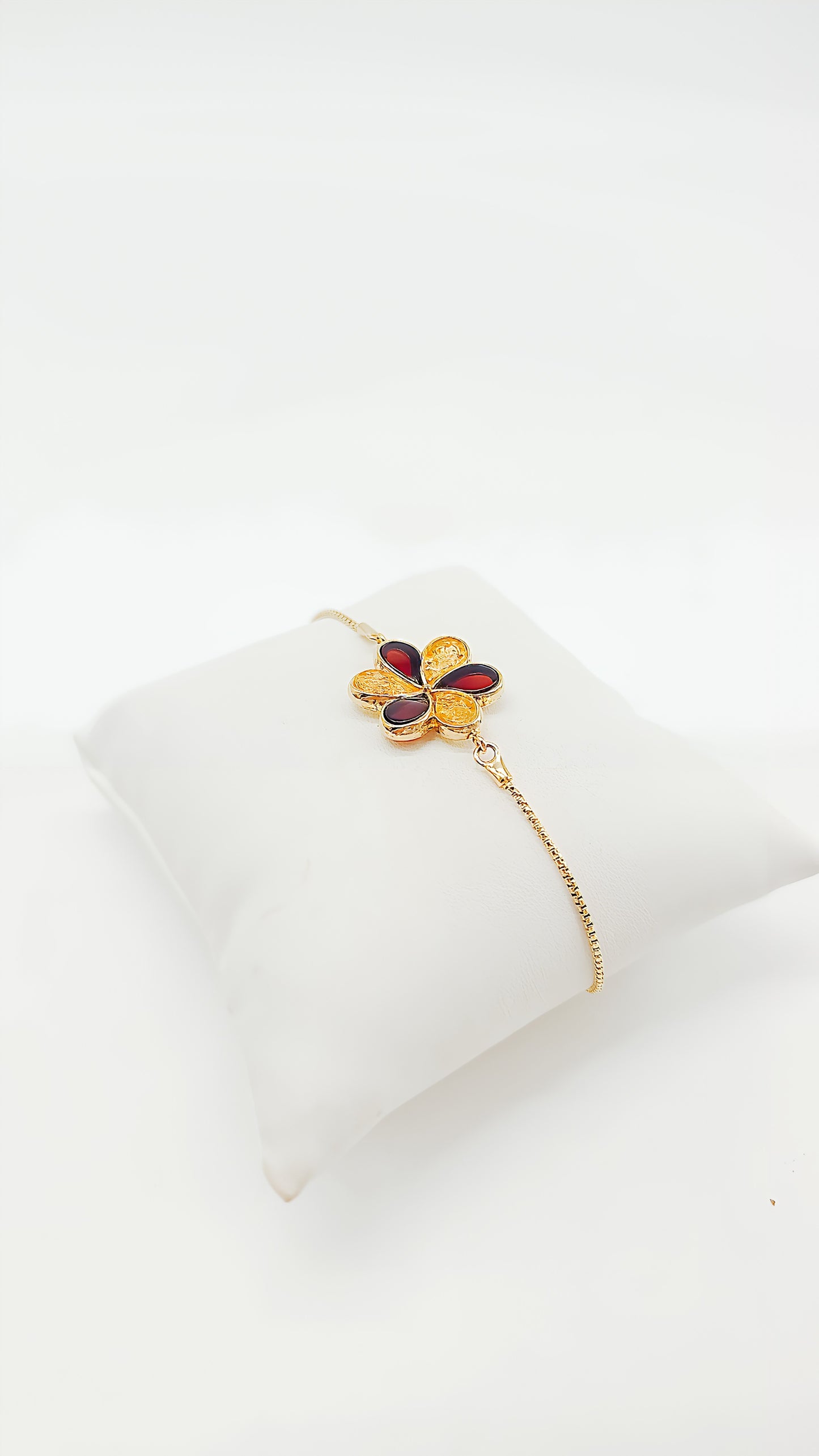 Floral elegance: amber bracelet in gold-plated silver