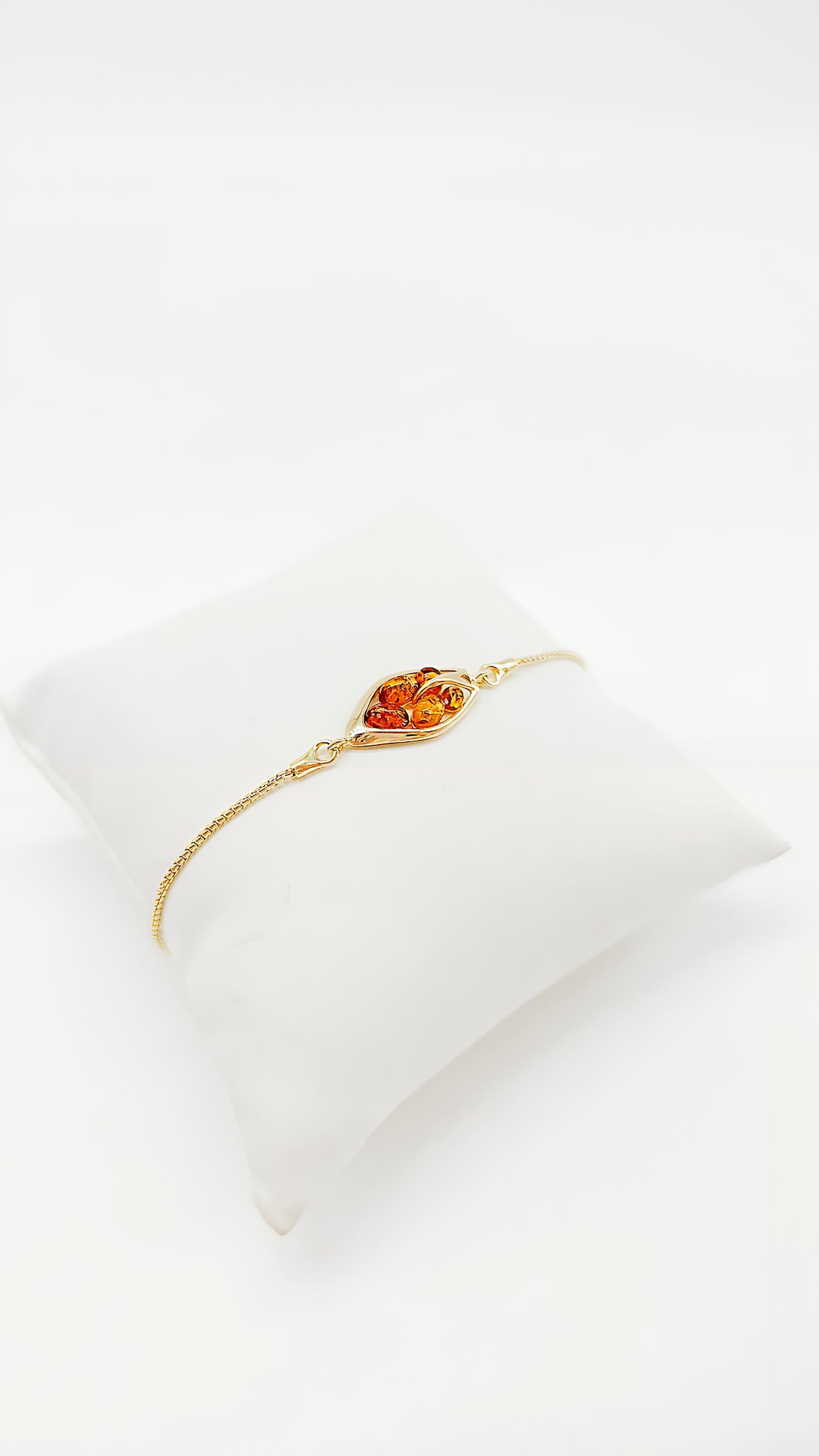 Feine Eleganz: 24 Karat Vergoldetes Armband mit Bernstein