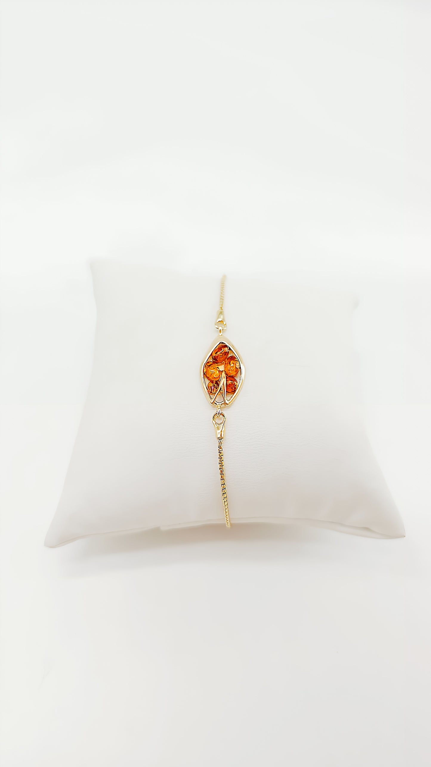 Feine Eleganz: 24 Karat Vergoldetes Armband mit Bernstein