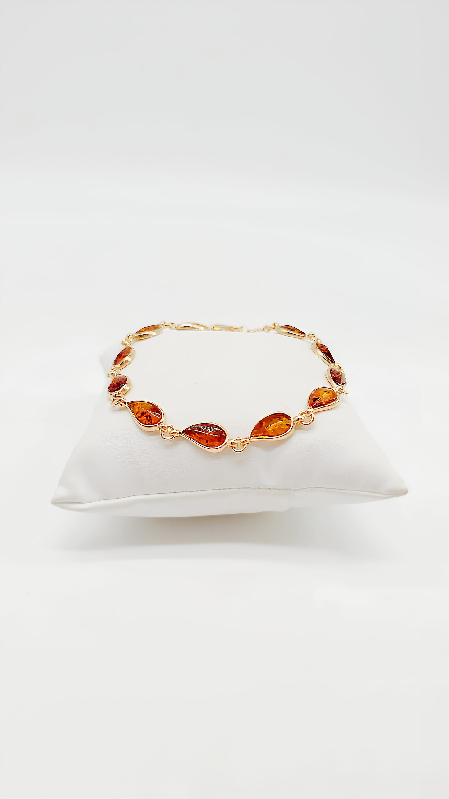 Unique and precious: bracelet with amber