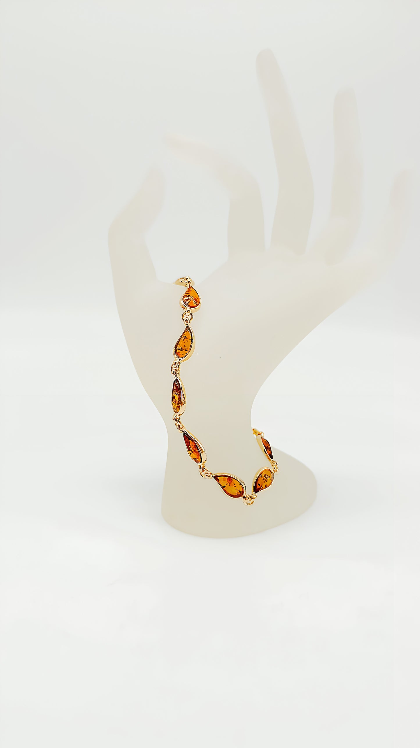 Unique and precious: bracelet with amber