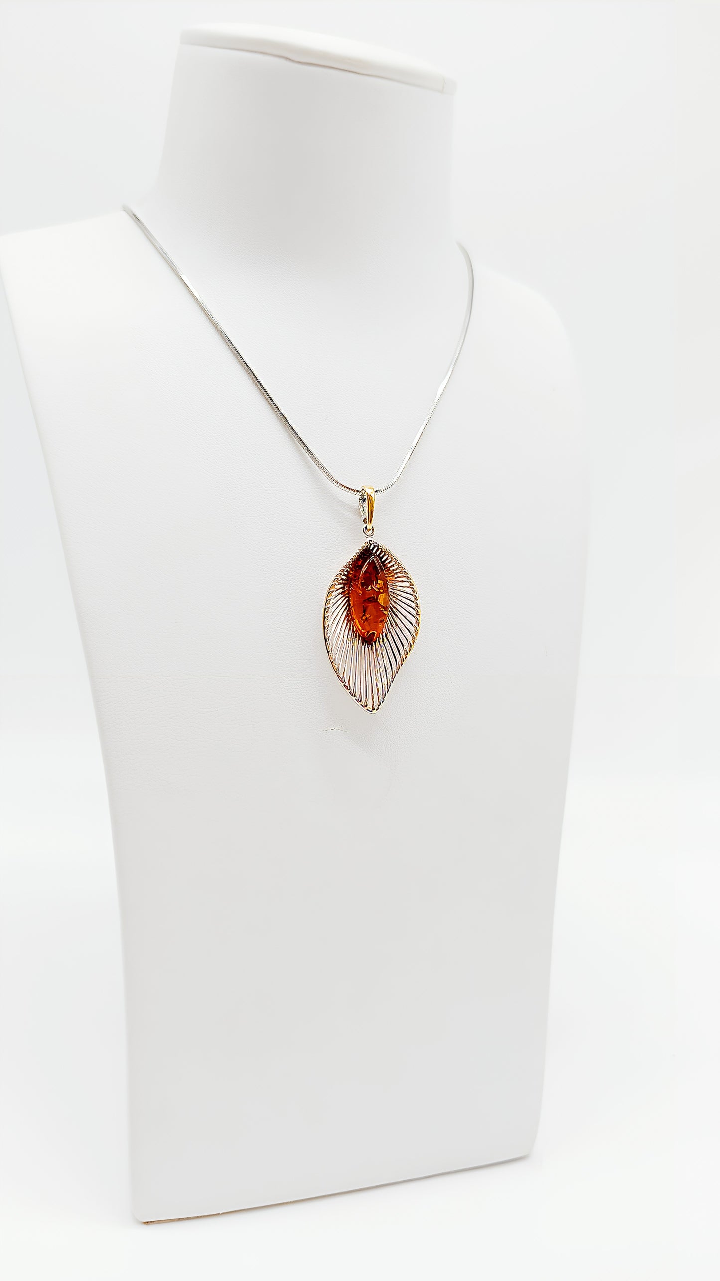 Amber pendant made of 925 silver – a unique piece for jewelry lovers