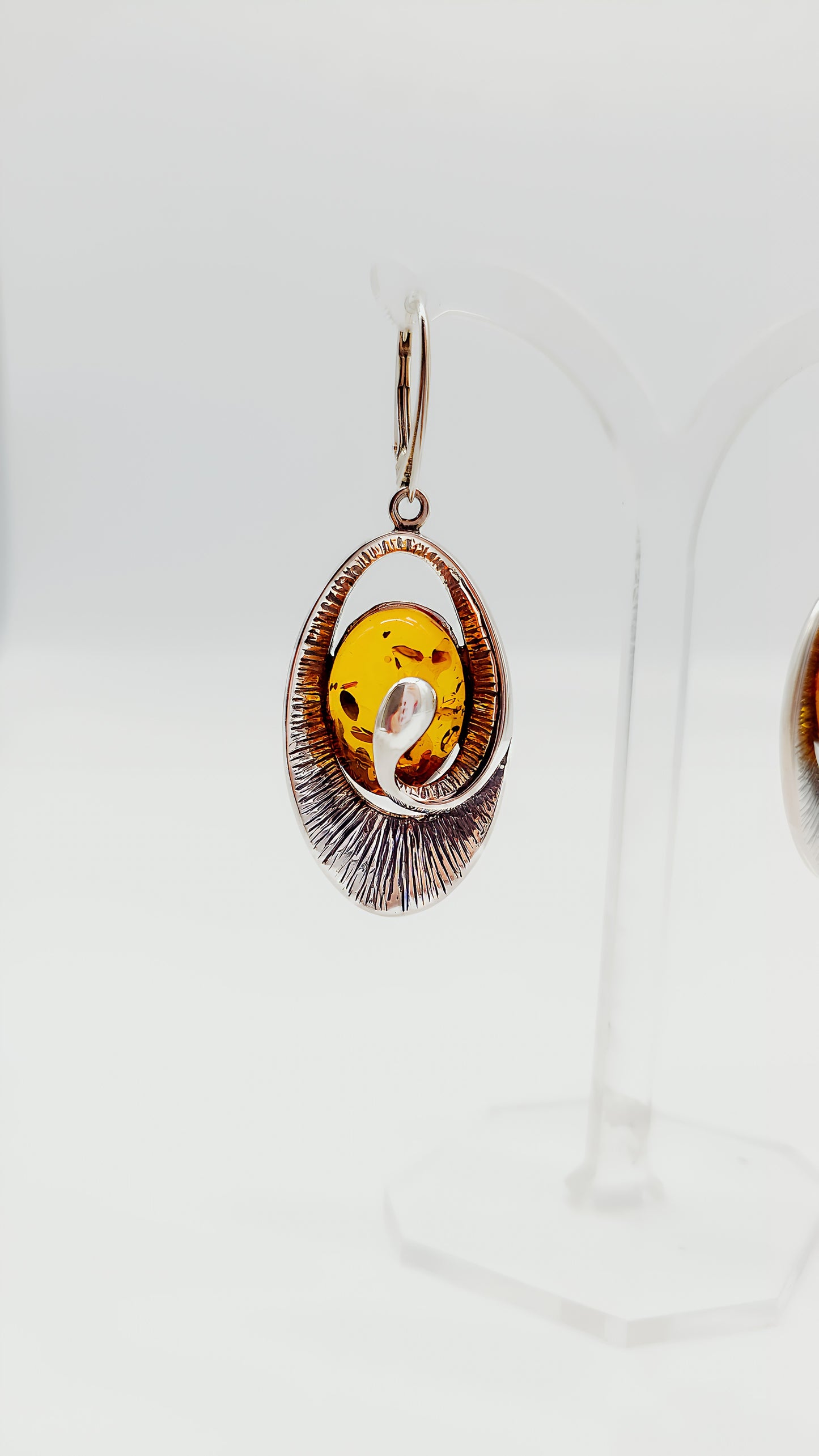 Nature meets elegance: Amber &amp; Silver
