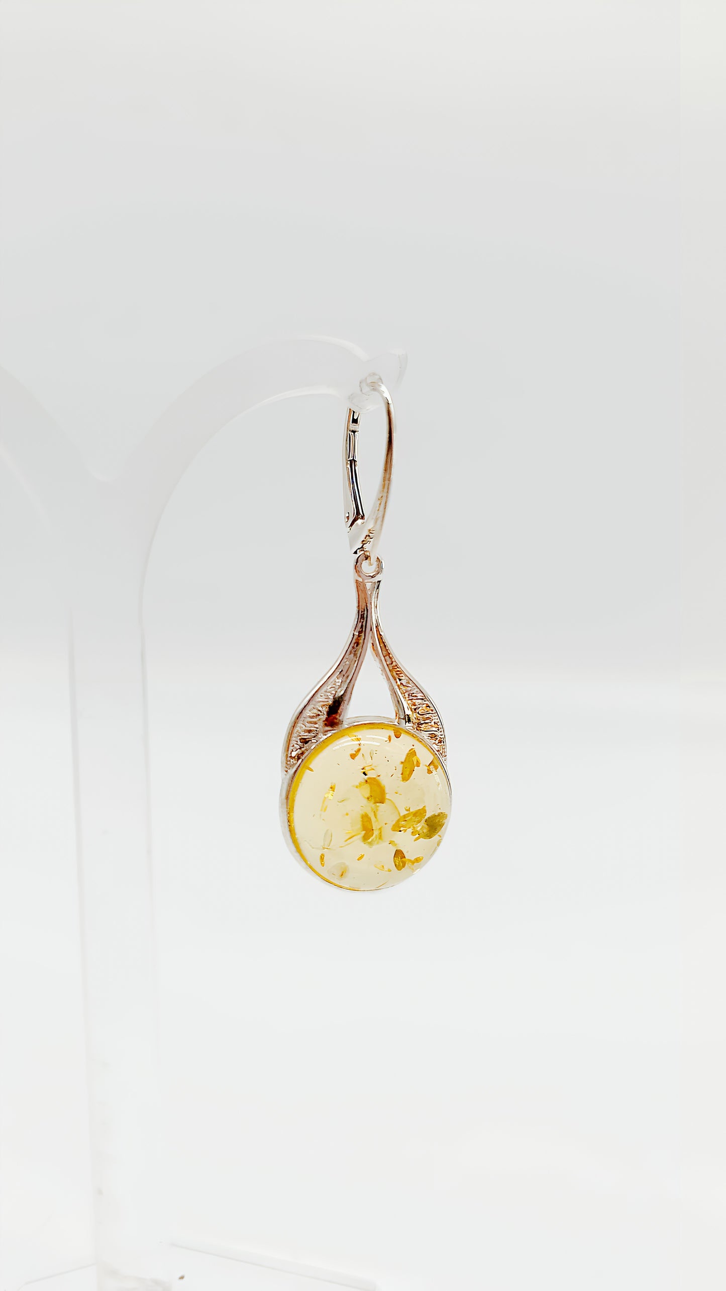 Amber shimmer in delicate silver shine