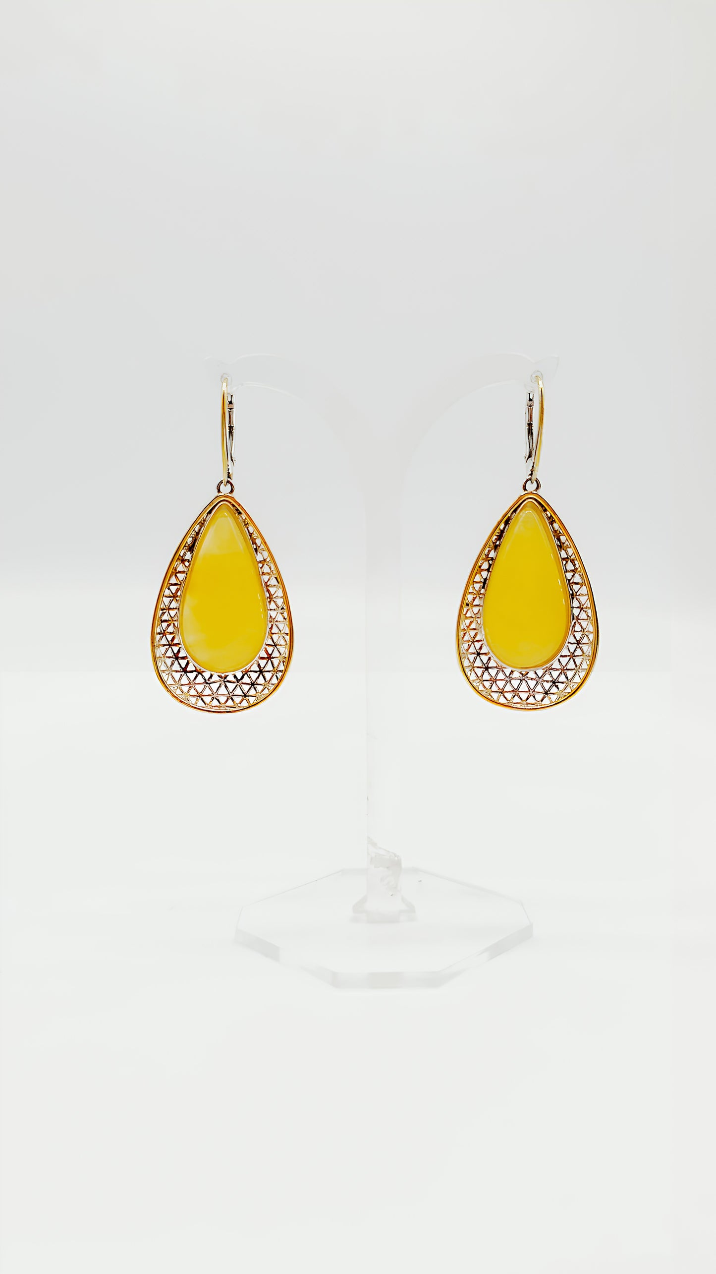 Amber earrings: radiant yellow in gold