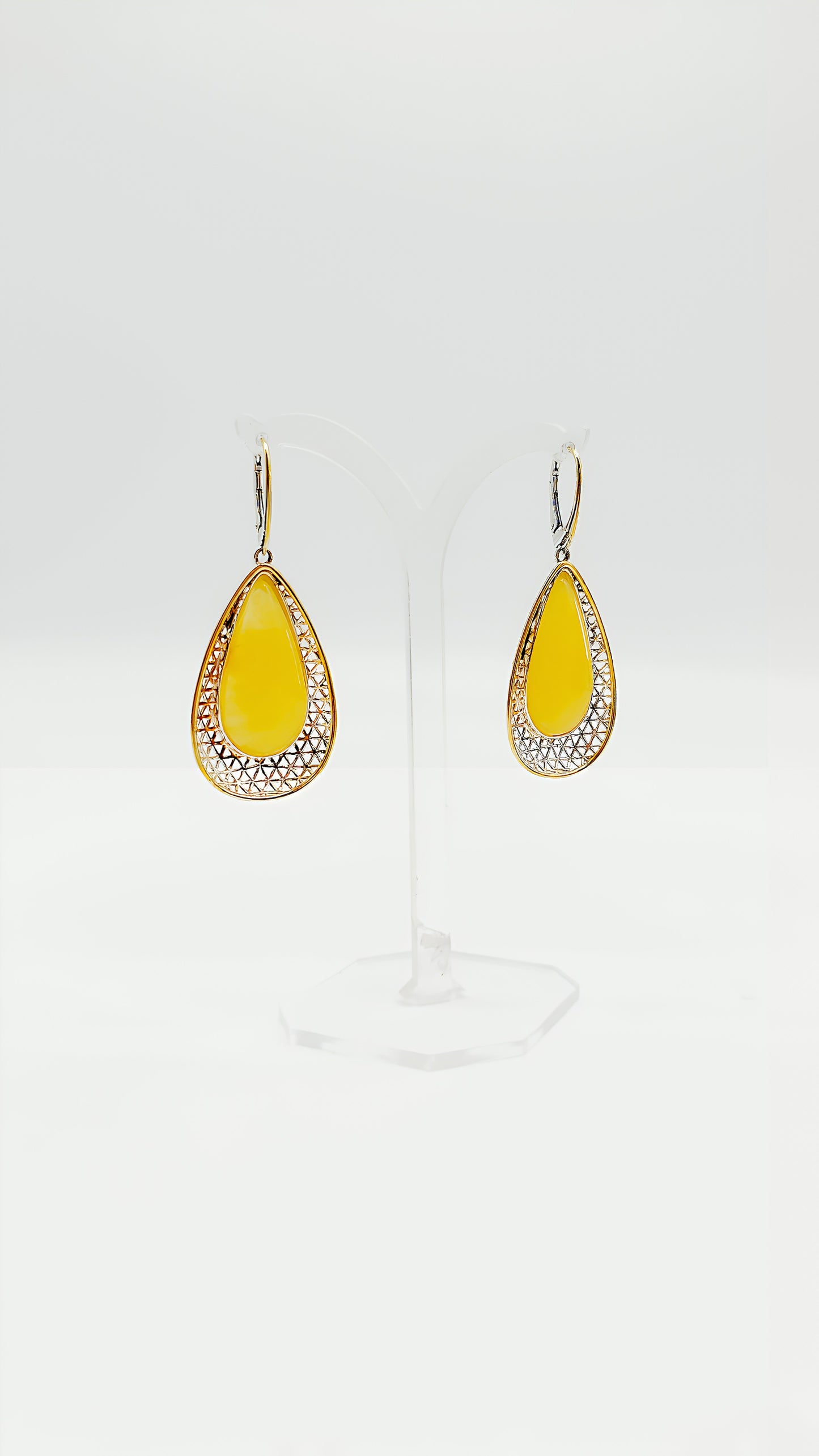 Amber earrings: radiant yellow in gold