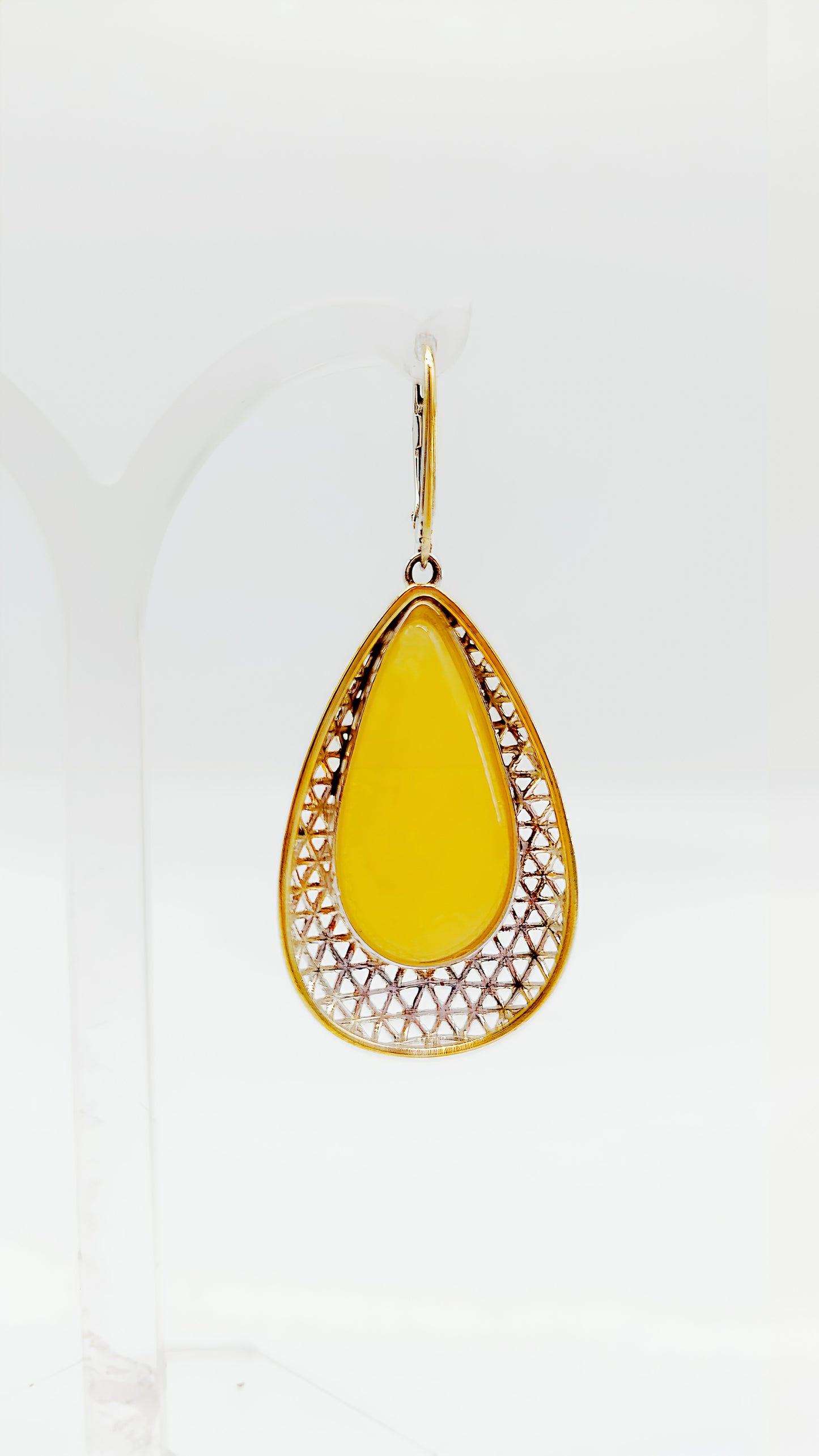 Amber earrings: radiant yellow in gold