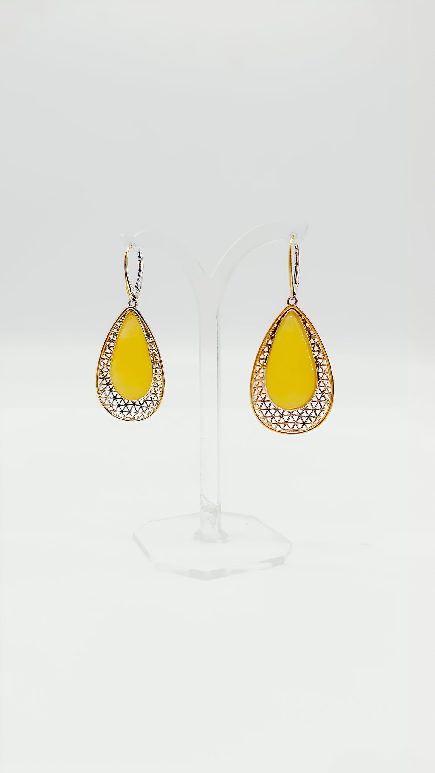 Amber earrings: radiant yellow in gold