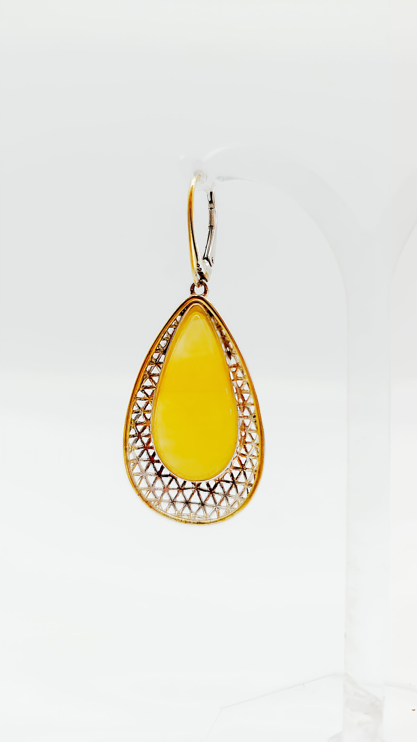Amber earrings: radiant yellow in gold