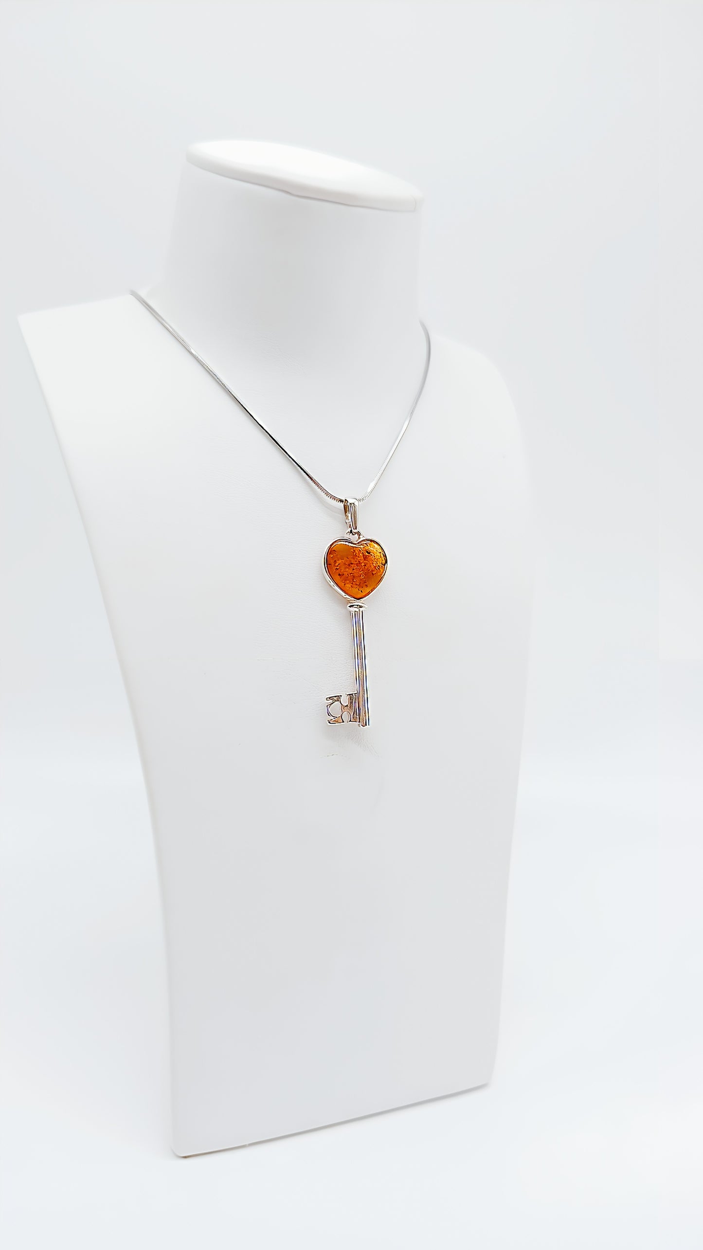Schlüssel zur Liebe – Eleganter Bernsteinanhänger