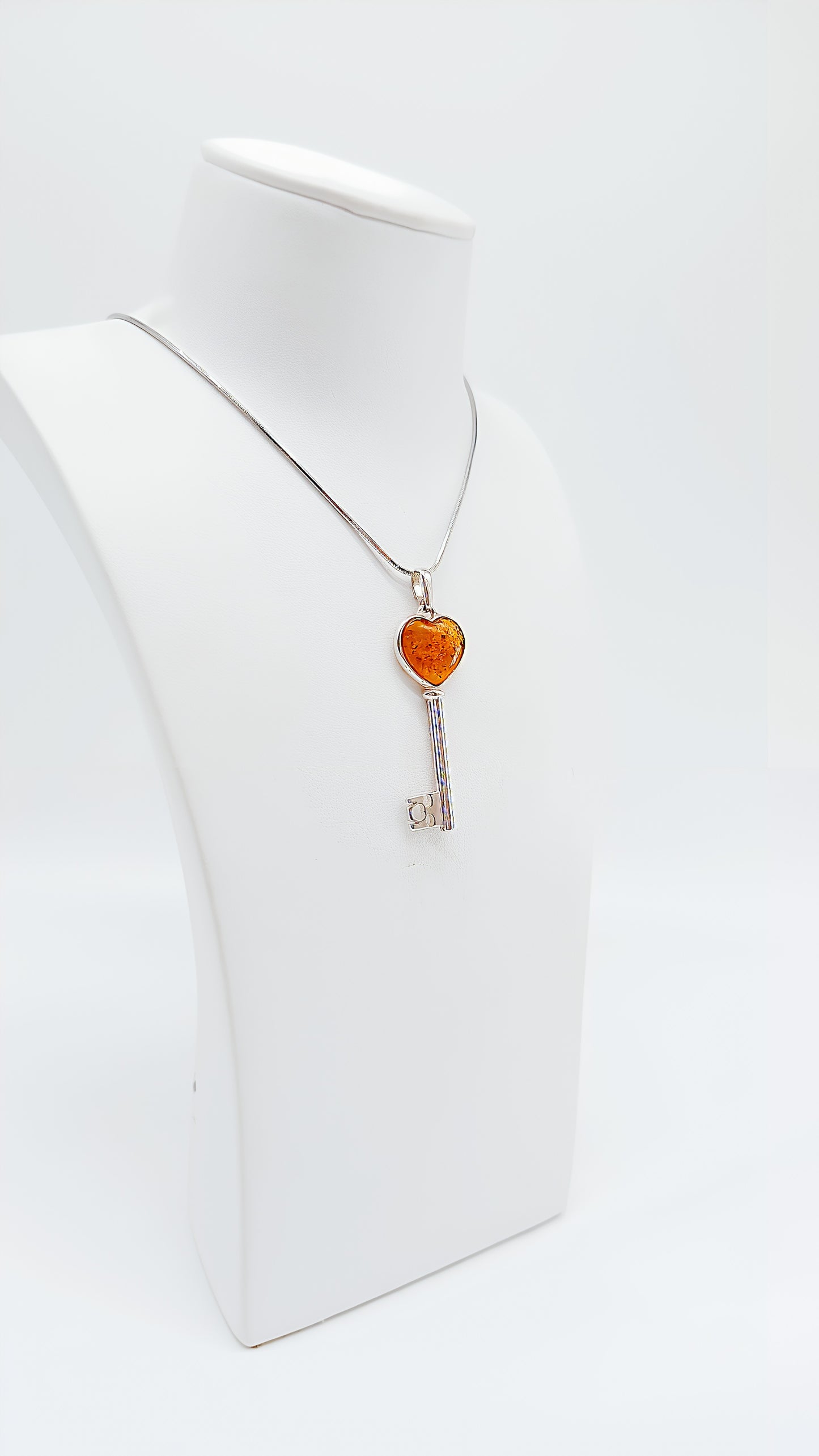 Schlüssel zur Liebe – Eleganter Bernsteinanhänger
