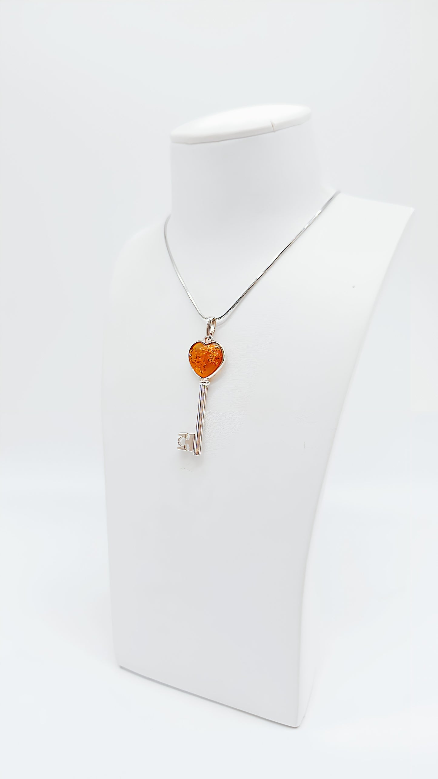 Schlüssel zur Liebe – Eleganter Bernsteinanhänger