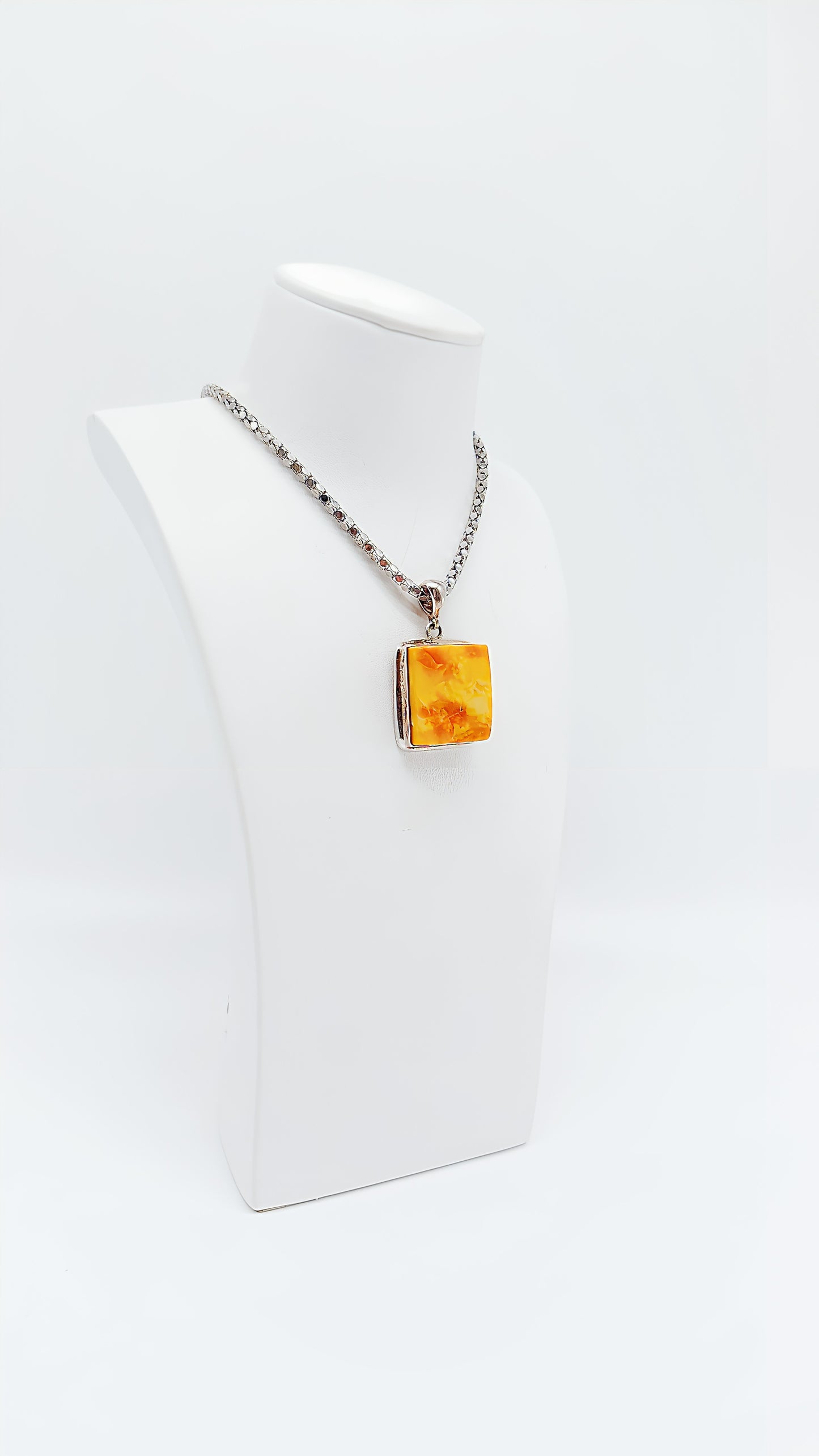 Simple perfection: amber in focus