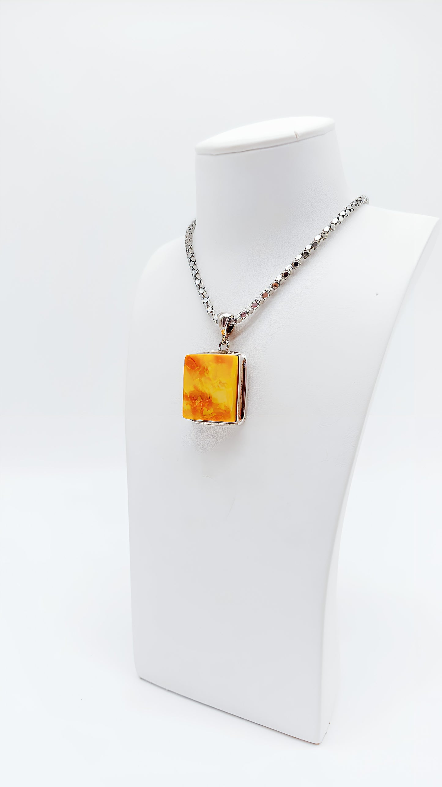 Simple perfection: amber in focus