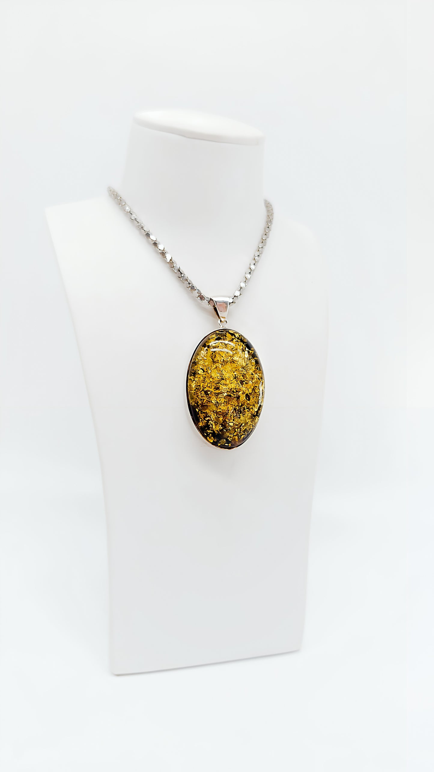 Goldgrüner Bernstein – Eleganter Halsschmuck in Silber
