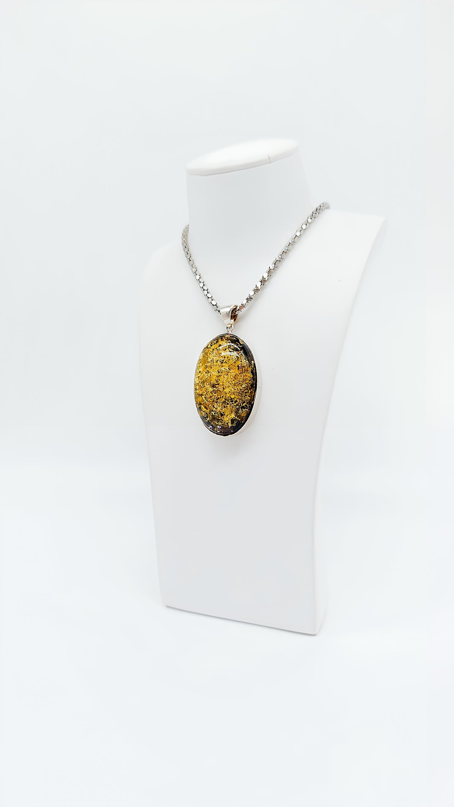 Goldgrüner Bernstein – Eleganter Halsschmuck in Silber