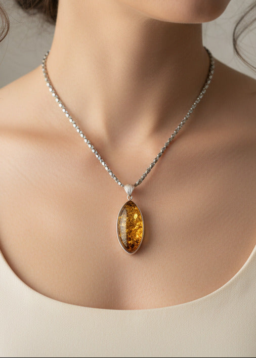 Amber-Anhänger mit schimmernden Einschlüssen