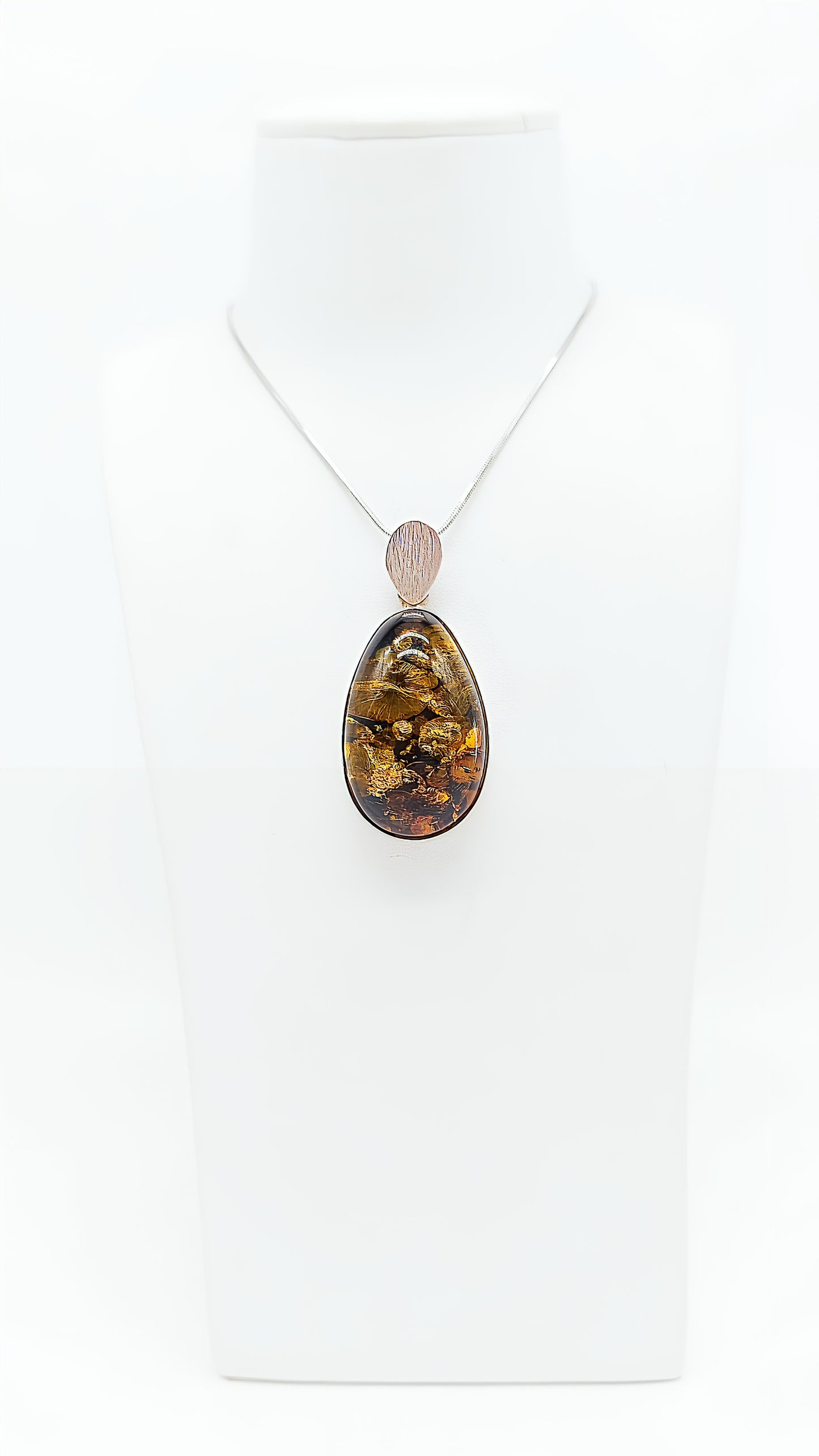 Edelstein-Schmuck mit faszinierenden Gold-Einschlüssen