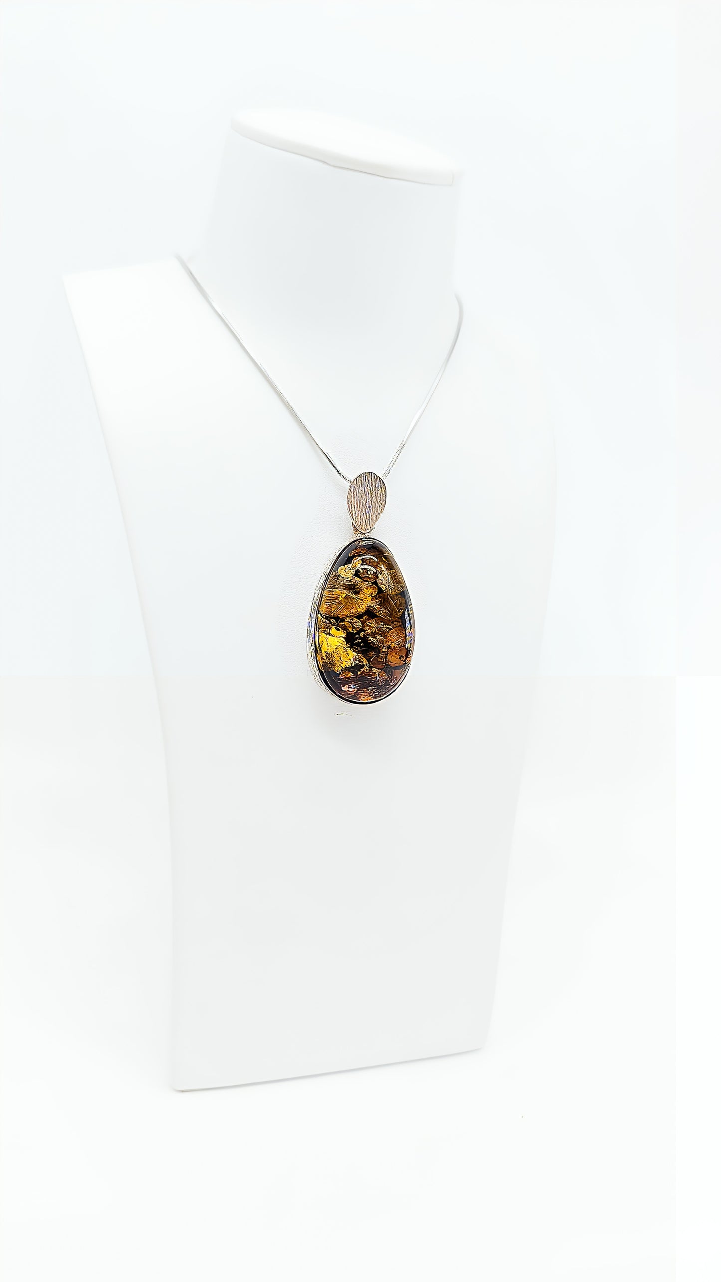 Edelstein-Schmuck mit faszinierenden Gold-Einschlüssen