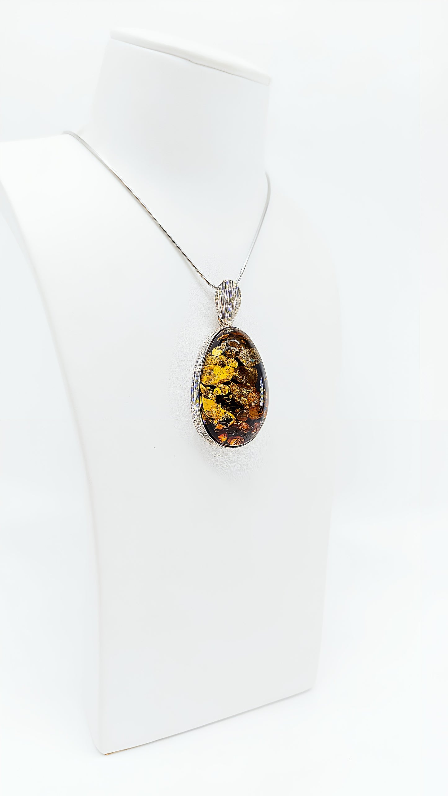 Edelstein-Schmuck mit faszinierenden Gold-Einschlüssen