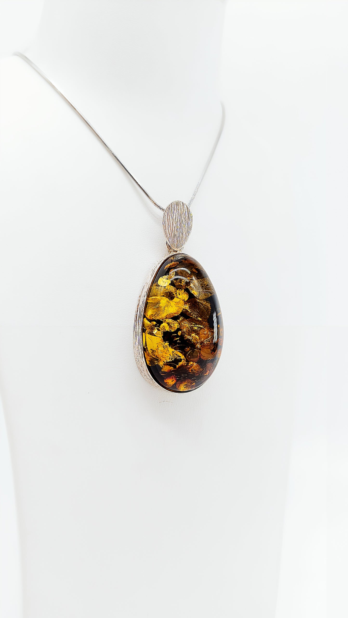 Edelstein-Schmuck mit faszinierenden Gold-Einschlüssen