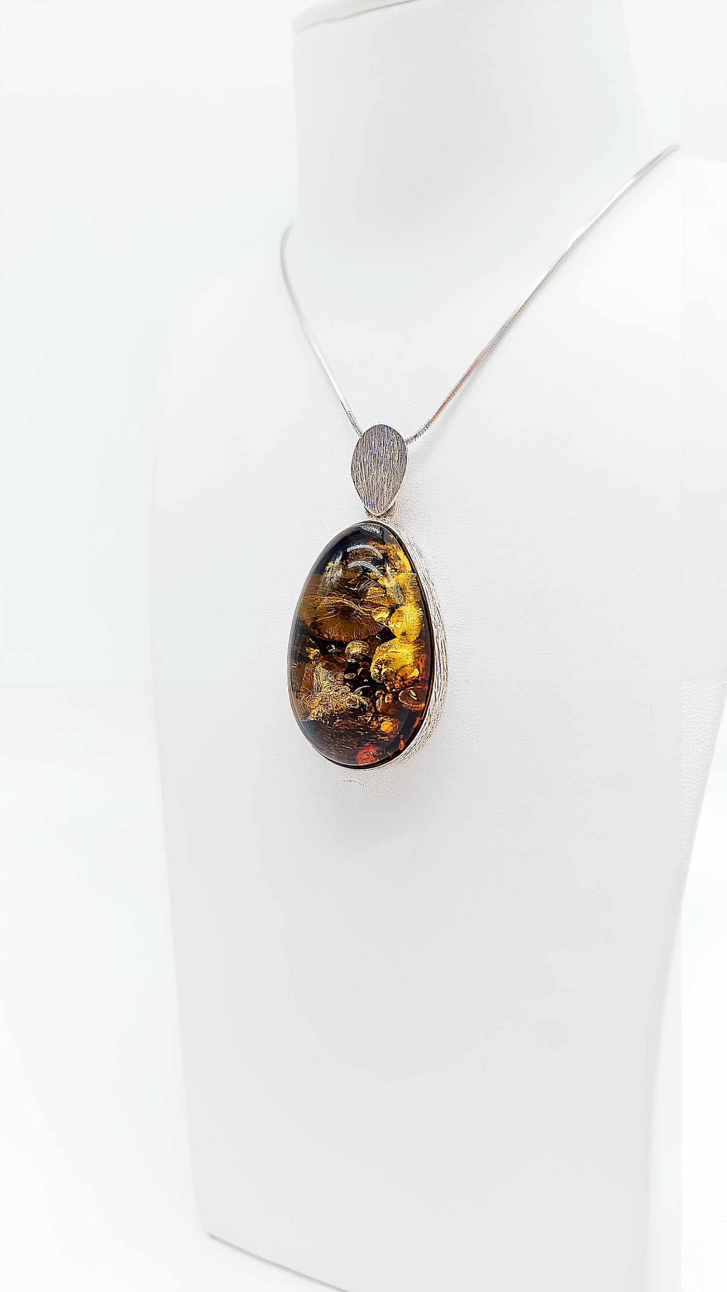 Edelstein-Schmuck mit faszinierenden Gold-Einschlüssen