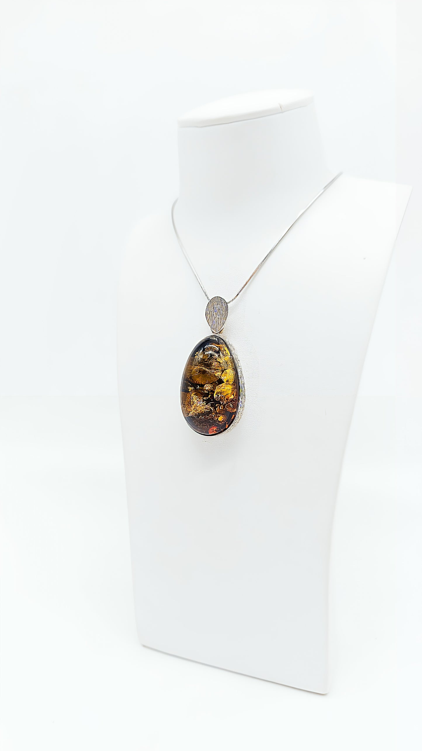 Edelstein-Schmuck mit faszinierenden Gold-Einschlüssen